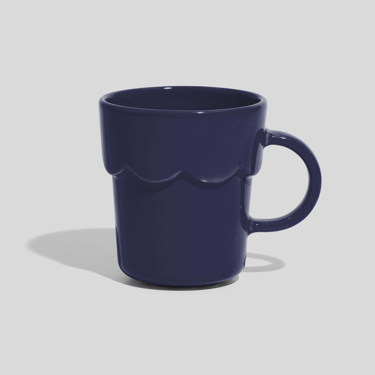 Keramiktasse 250 ml mit Wellenrelief und rundem Henkel – Marineblau