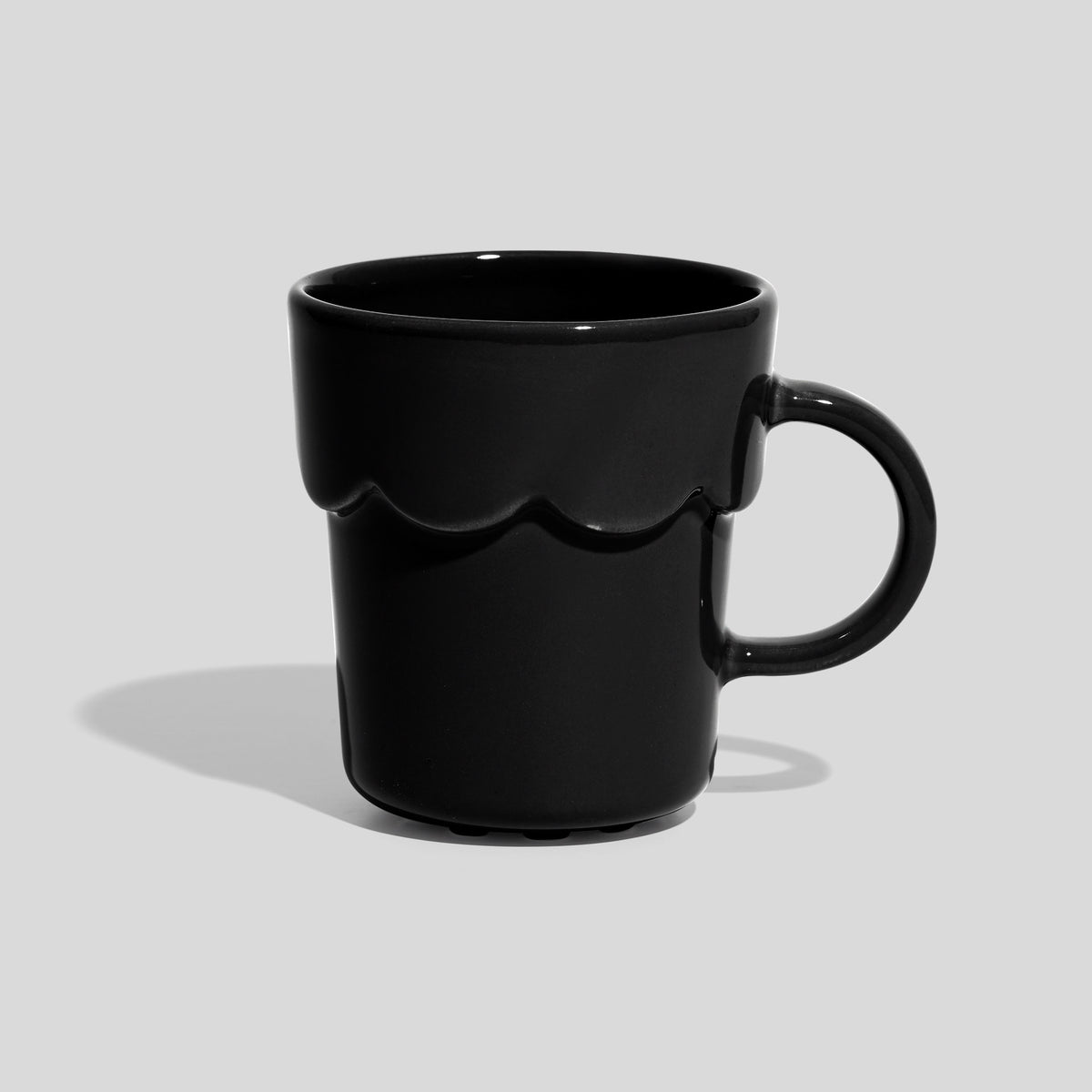 Keramiktasse 250 ml mit Wellenrelief und rundem Henkel – Schwarz