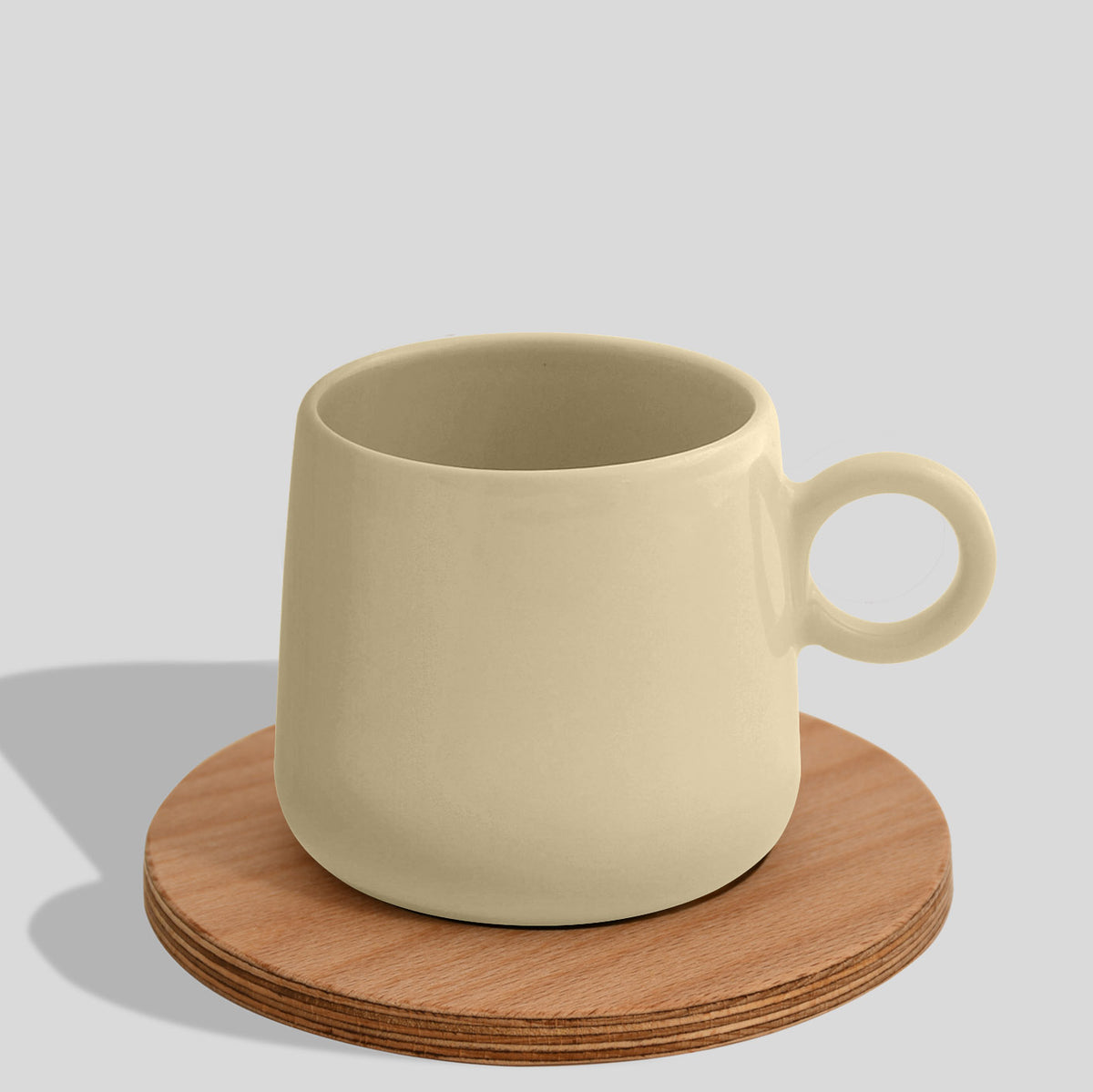 Keramiktasse 275 ml mit Ringhenkel und Holzuntersetzer – Beige