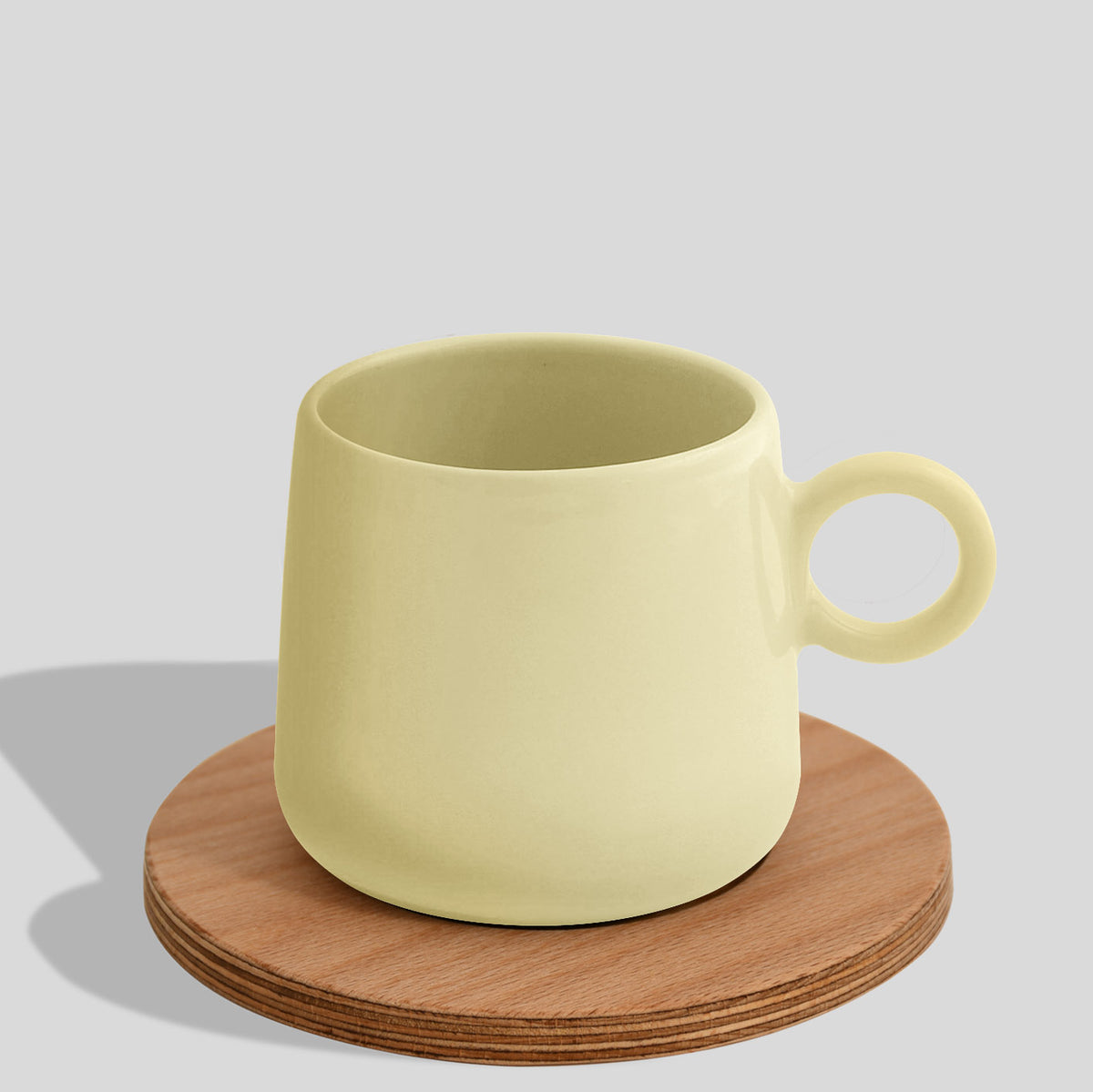 Keramiktasse 275 ml mit Ringhenkel und Holzuntersetzer – Ecru