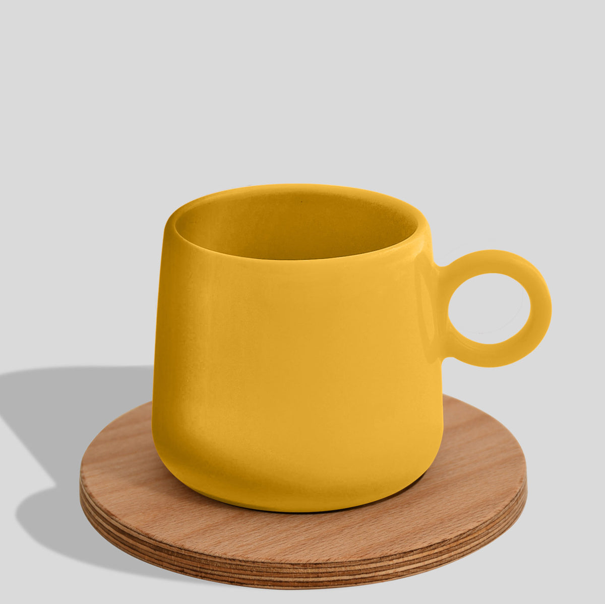 Keramiktasse 275 ml mit Ringhenkel und Holzuntersetzer – Gelb