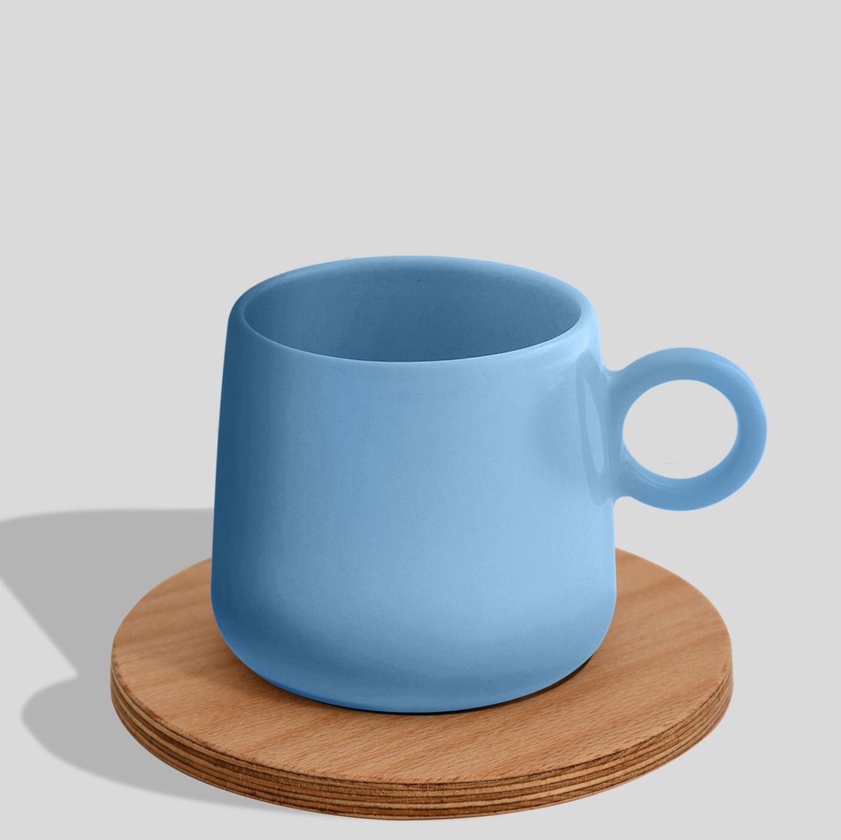 Keramiktasse 275 ml mit Ringhenkel und Holzuntersetzer – Himmelblau