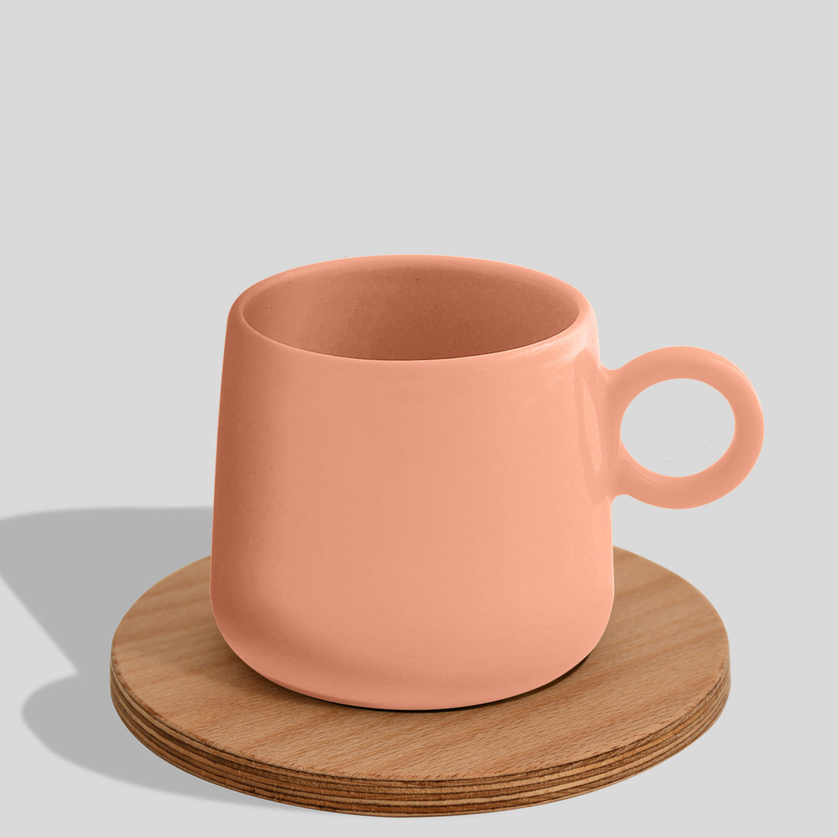 Keramiktasse 275 ml mit Ringhenkel und Holzuntersetzer – Lachs
