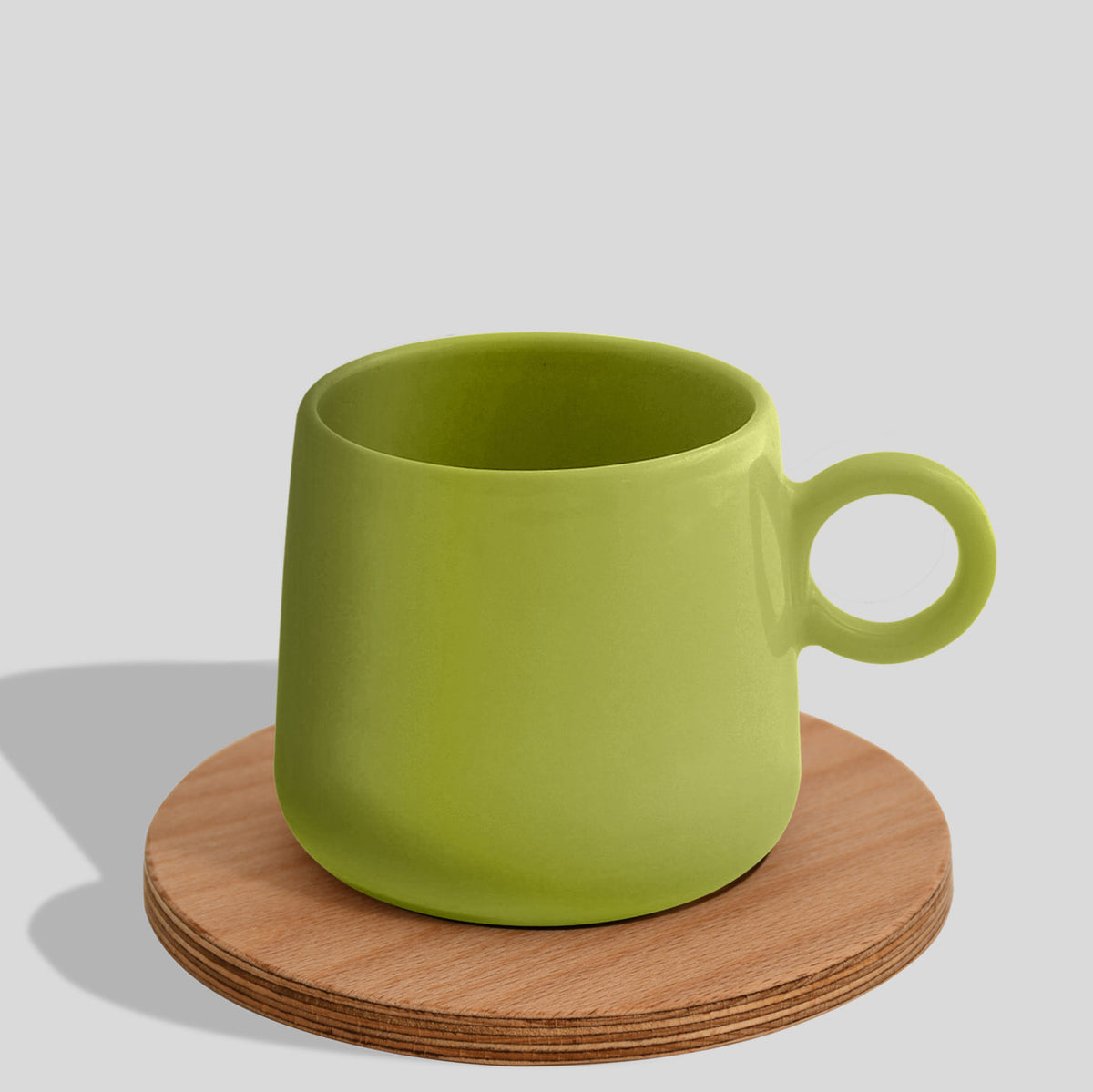 Keramiktasse 275 ml mit Ringhenkel und Holzuntersetzer – Limettengrün