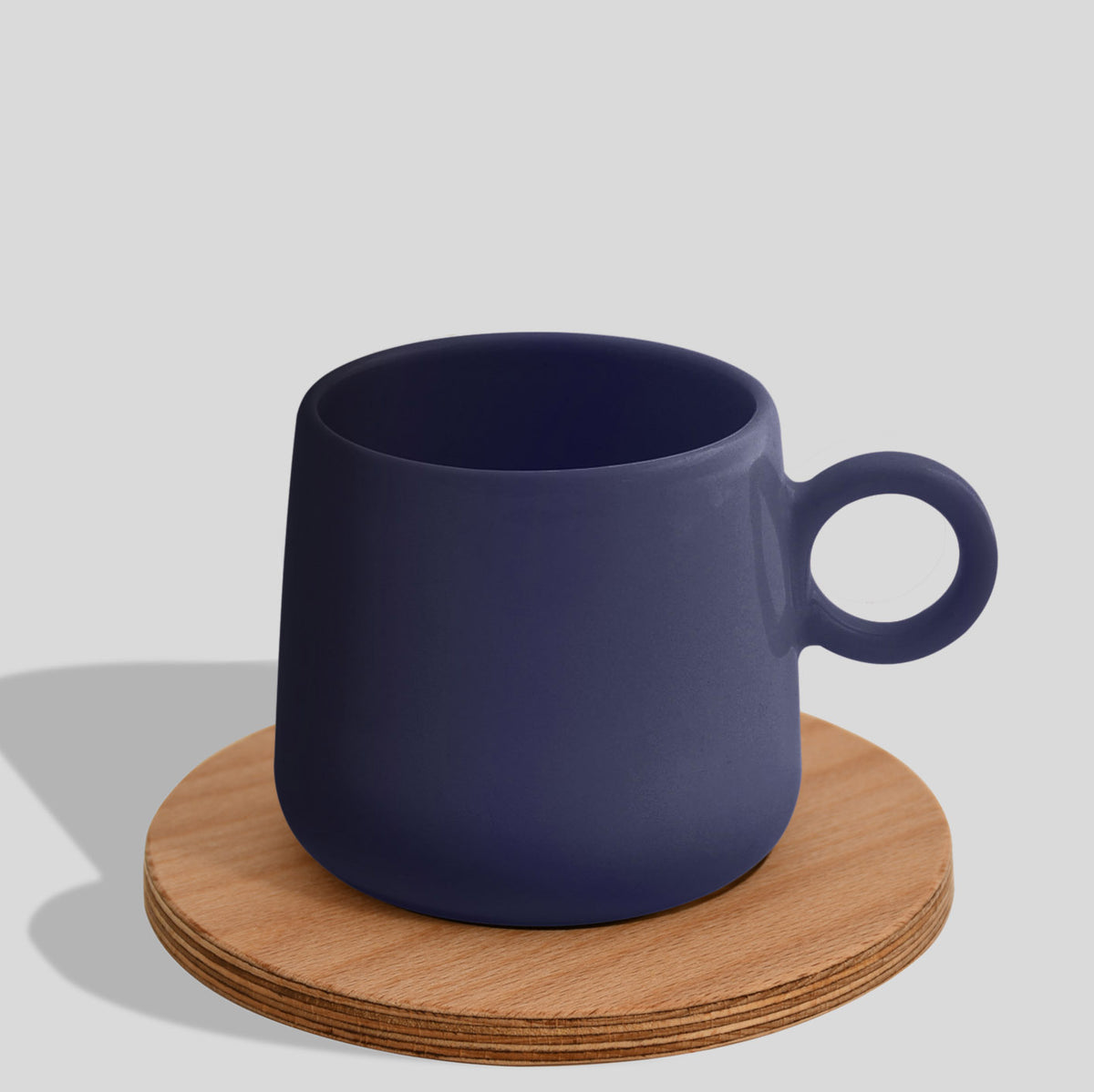 Keramiktasse 275 ml mit Ringhenkel und Holzuntersetzer – Marineblau