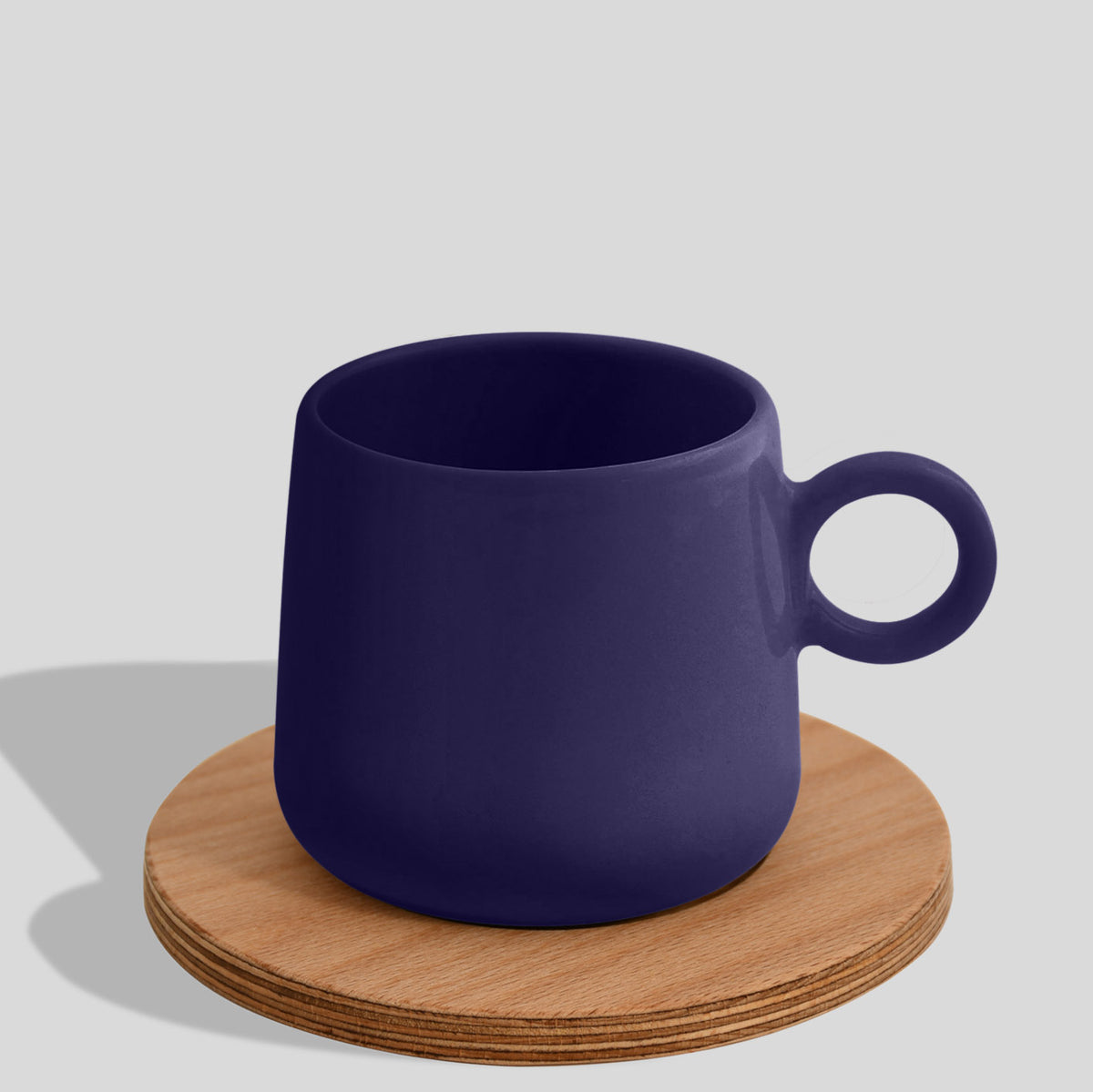 Keramiktasse 275 ml mit Ringhenkel und Holzuntersetzer – Nachtblau