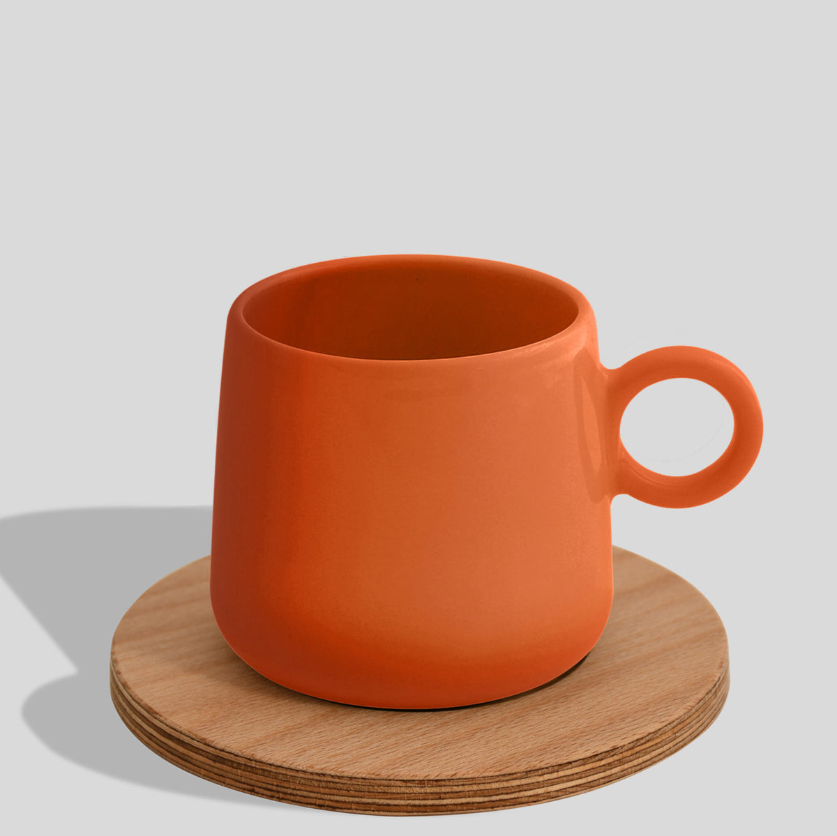 Keramiktasse 275 ml mit Ringhenkel und Holzuntersetzer – Orange