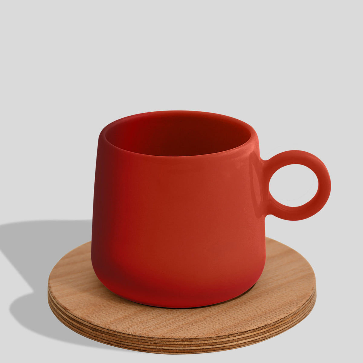 Keramiktasse 275 ml mit Ringhenkel und Holzuntersetzer – Rot
