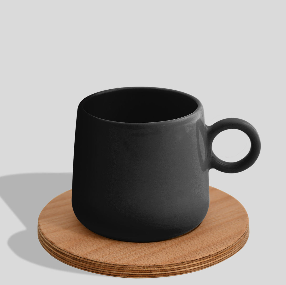 Keramiktasse 275 ml mit Ringhenkel und Holzuntersetzer – Schwarz