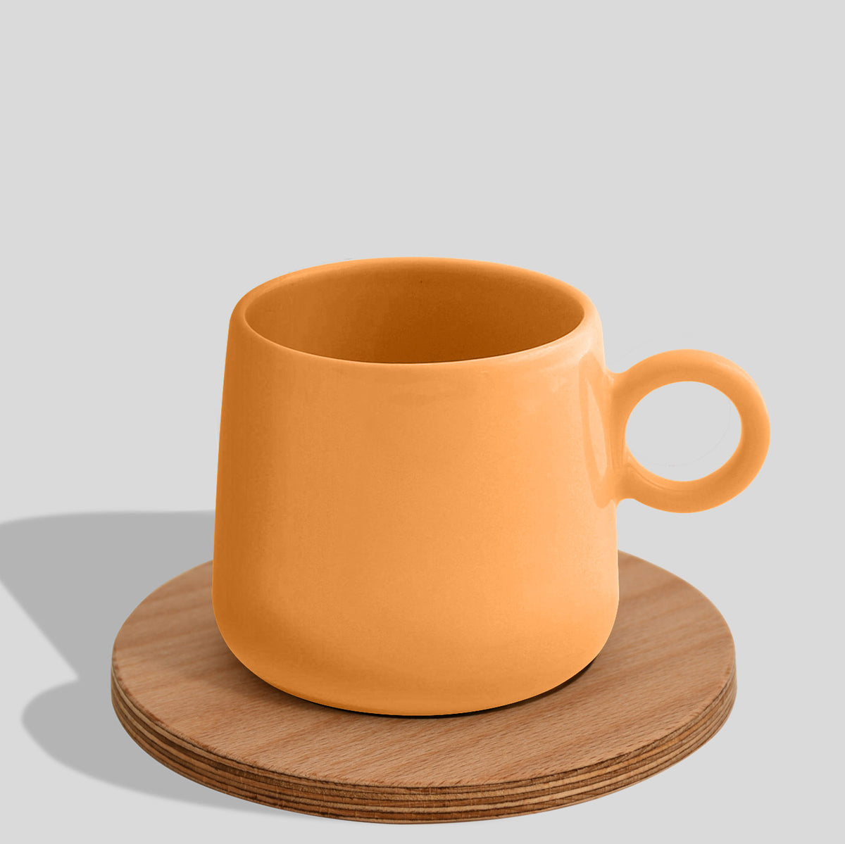 Keramiktasse 275 ml mit Ringhenkel und Holzuntersetzer – Senfgelb
