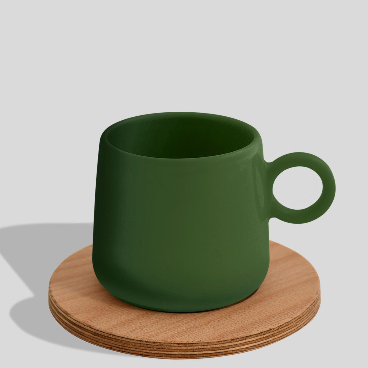 Keramiktasse 275 ml mit Ringhenkel und Holzuntersetzer – Tannengrün