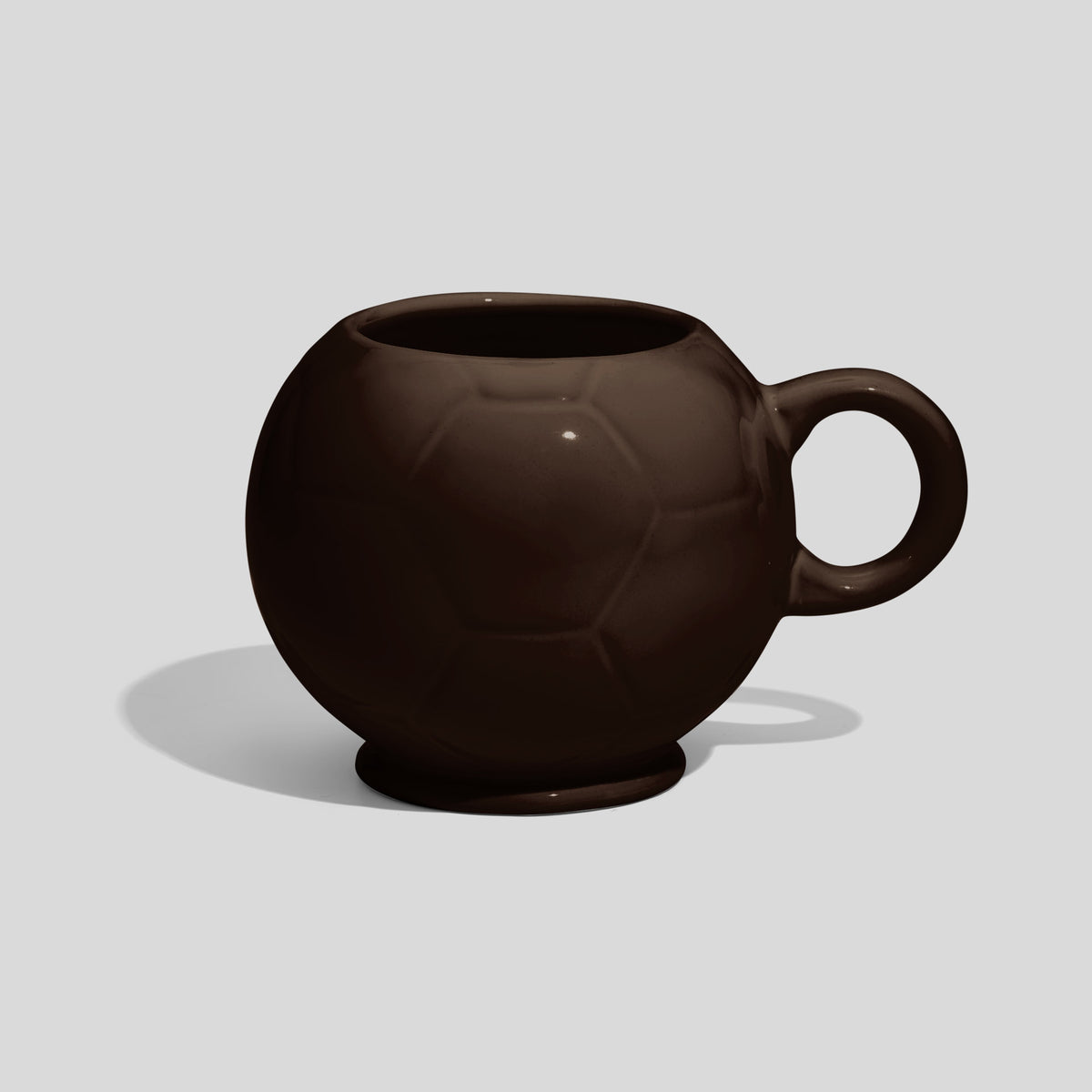 Keramiktasse 320 ml in Fußballform – Dunkelbraun