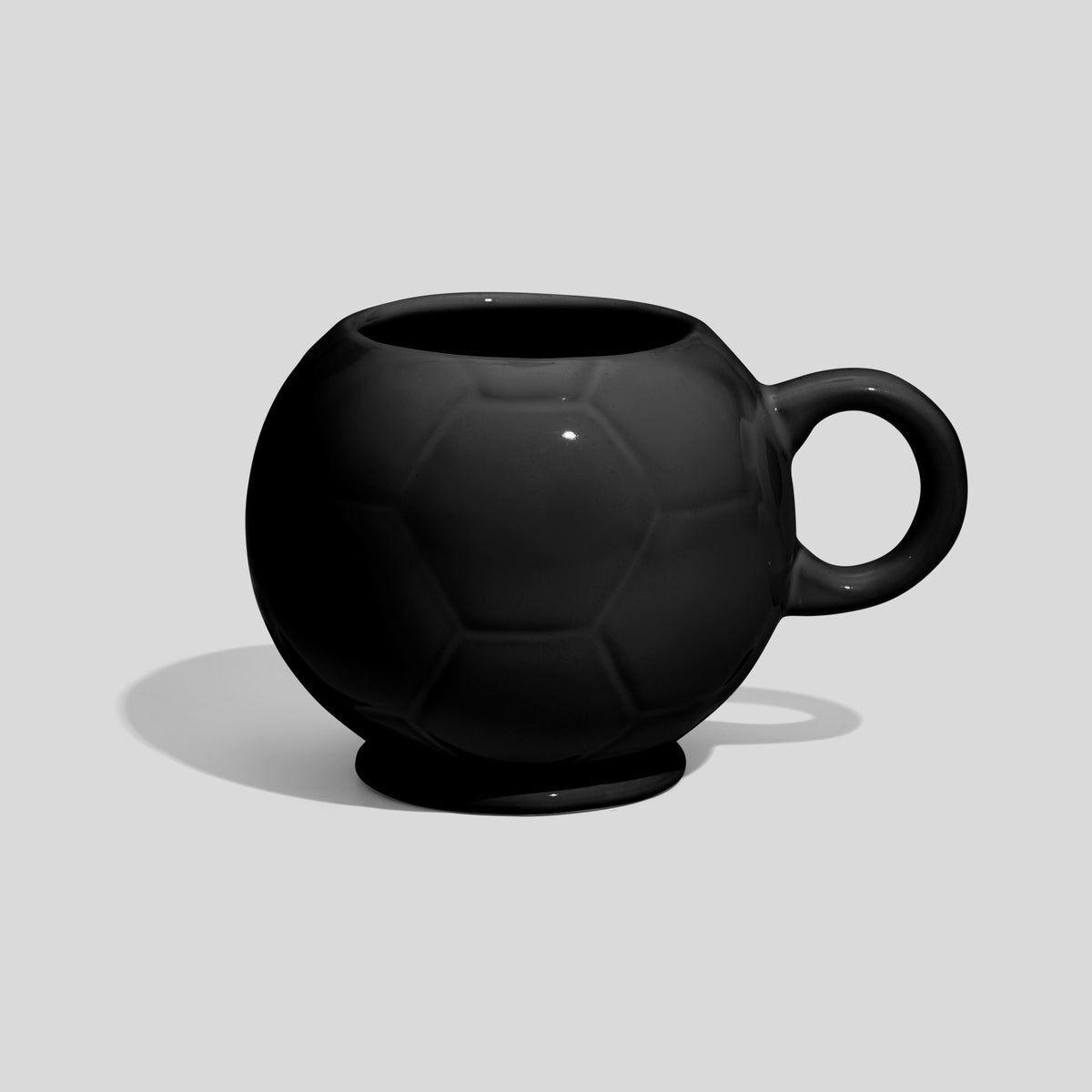 Keramiktasse 320 ml in Fußballform – Schwarz