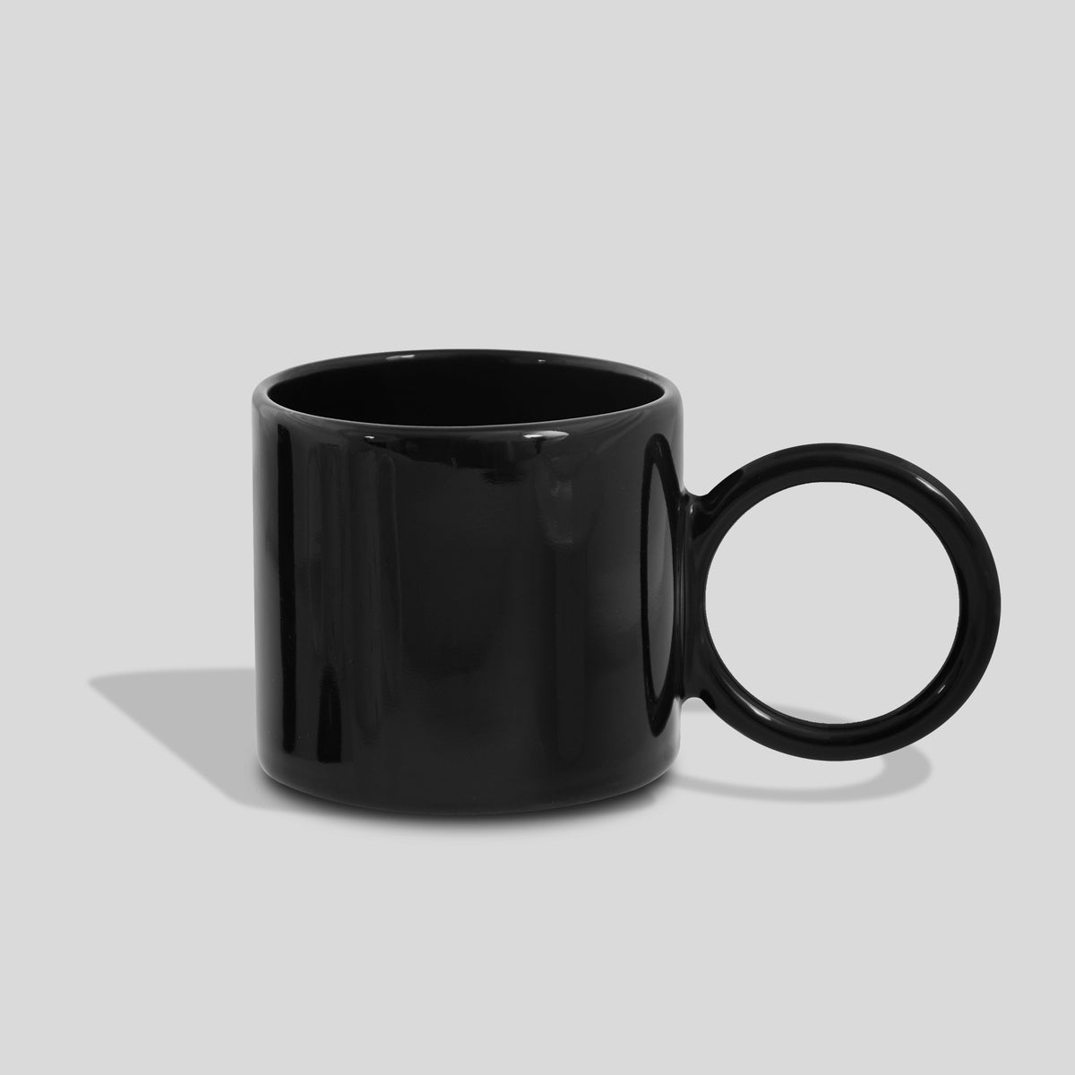 Keramiktasse 320 ml mit großem Kreishenkel – Schwarz