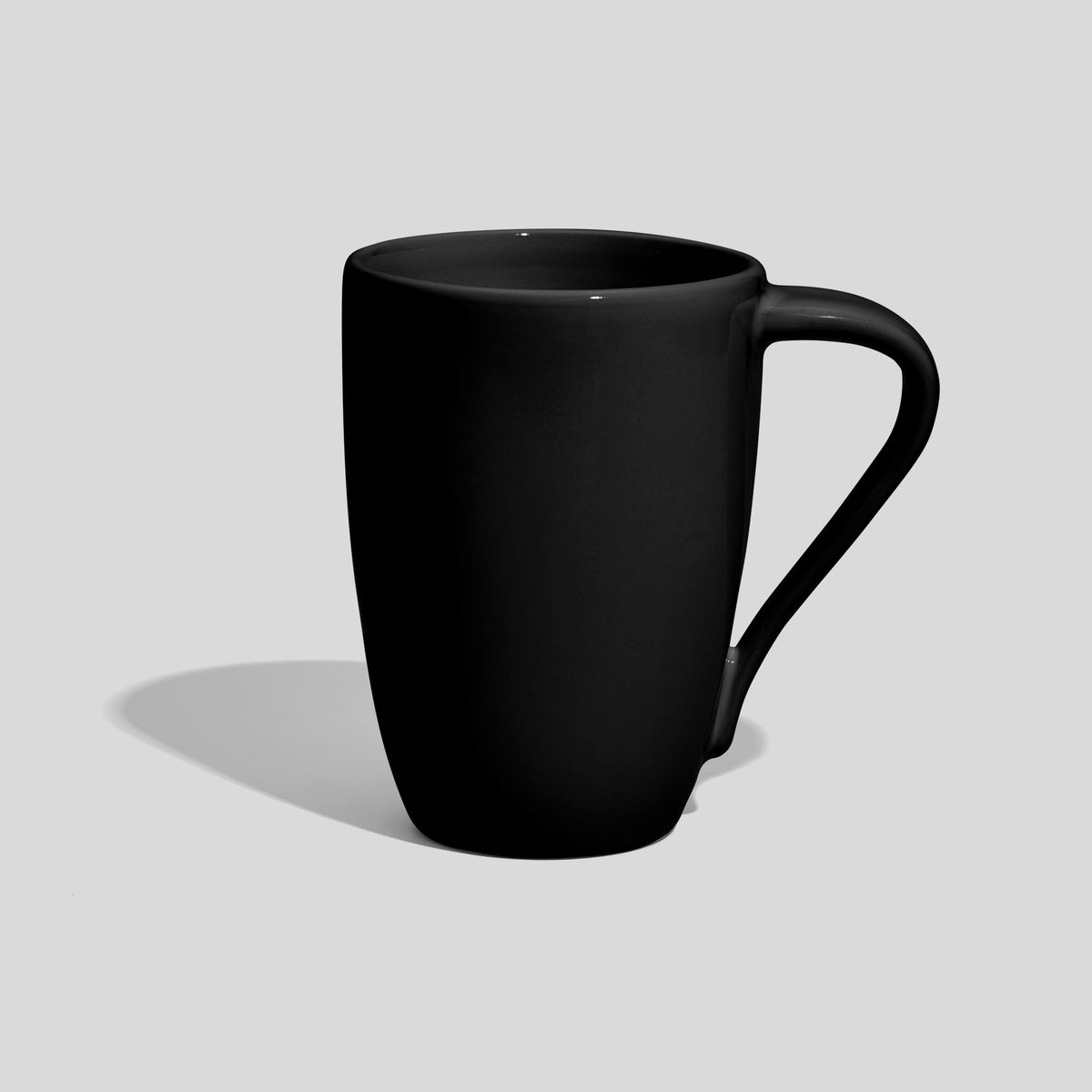 Keramiktasse 330 ml mit schräg nach unten laufendem Henkel – Schwarz