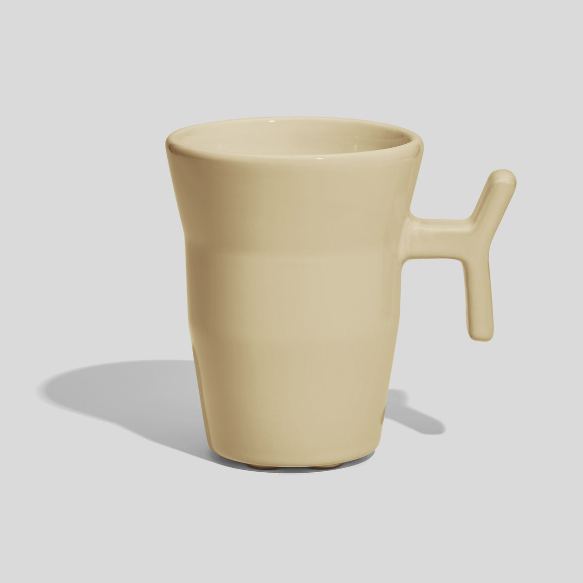 Keramiktasse 330 ml mit Stabhenkel und Formdelle – Beige