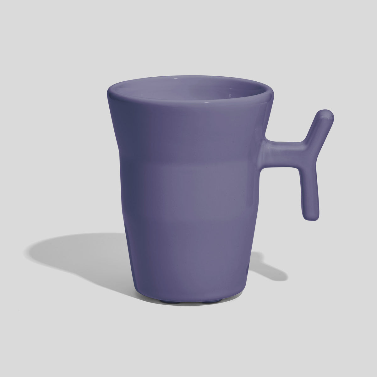 Keramiktasse 330 ml mit Stabhenkel und Formdelle – Lavendel