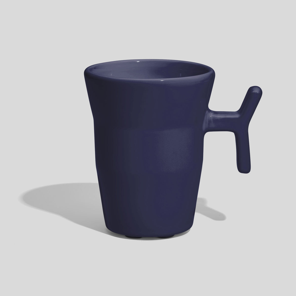 Keramiktasse 330 ml mit Stabhenkel und Formdelle – Marineblau
