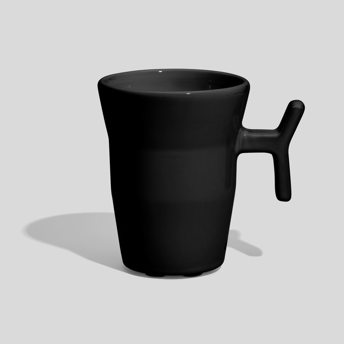 Keramiktasse 330 ml mit Stabhenkel und Formdelle – Schwarz