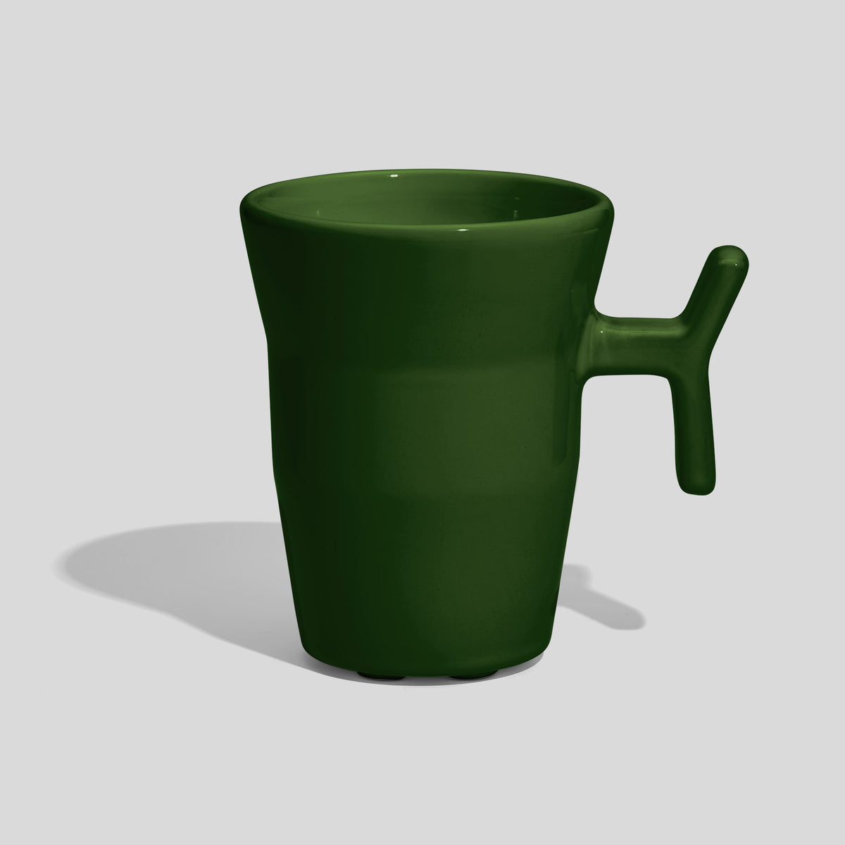 Keramiktasse 330 ml mit Stabhenkel und Formdelle – Tannengrün