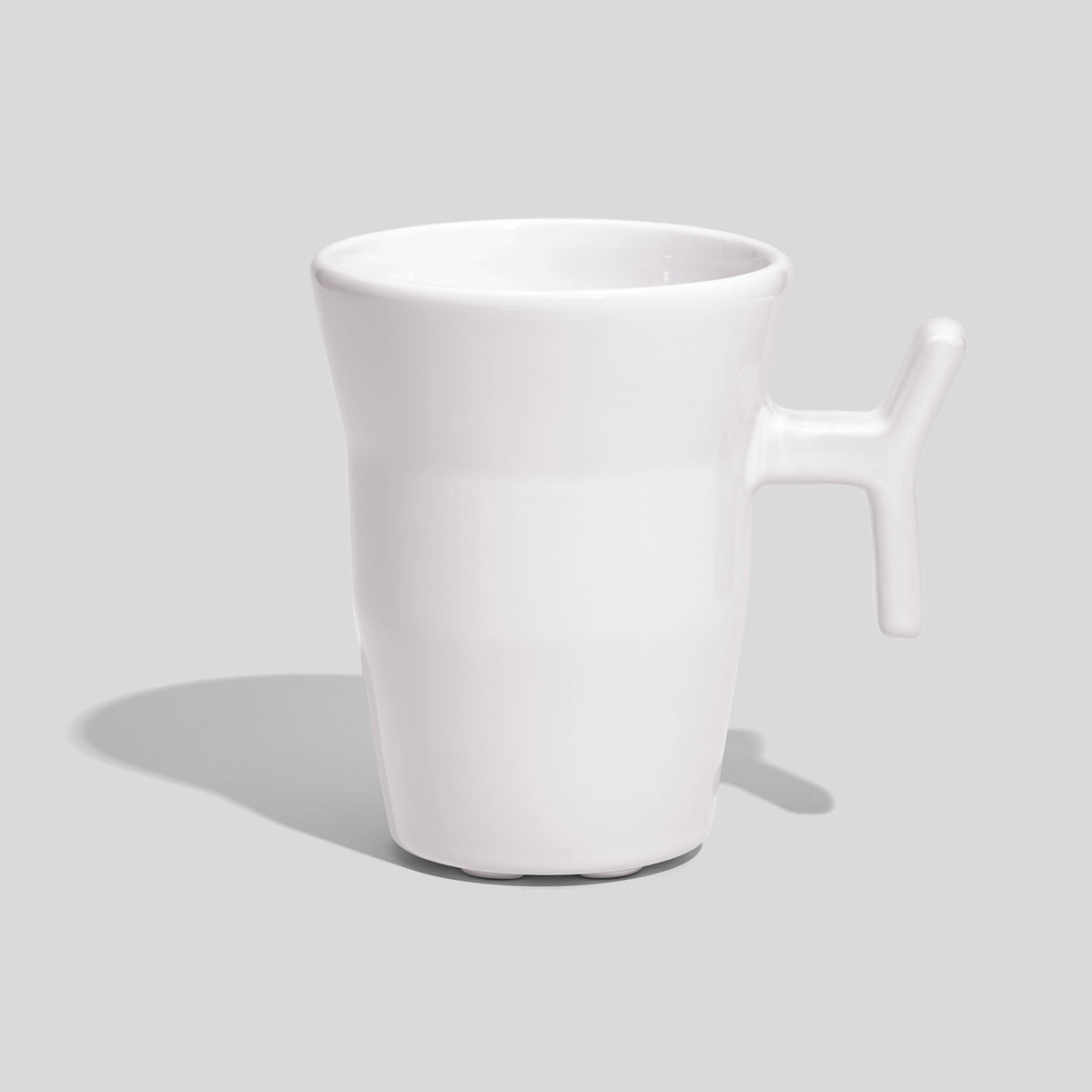 Keramiktasse 330 ml mit Stabhenkel und Formdelle – Weiß