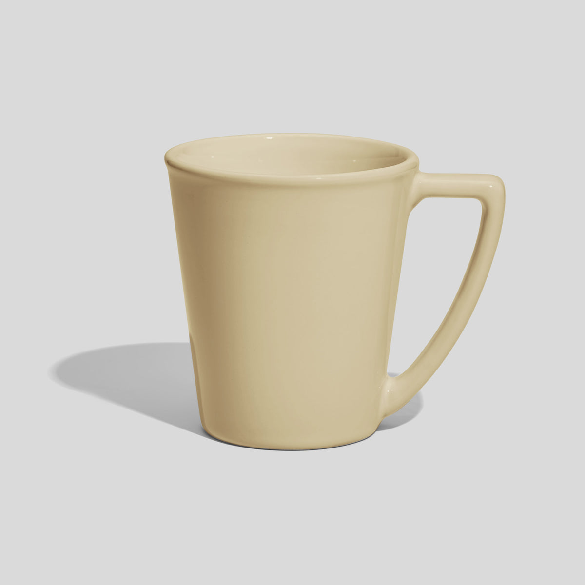 Keramiktasse 350 ml in Kegelform mit scharfkantigem Winkelhenkel – Beige