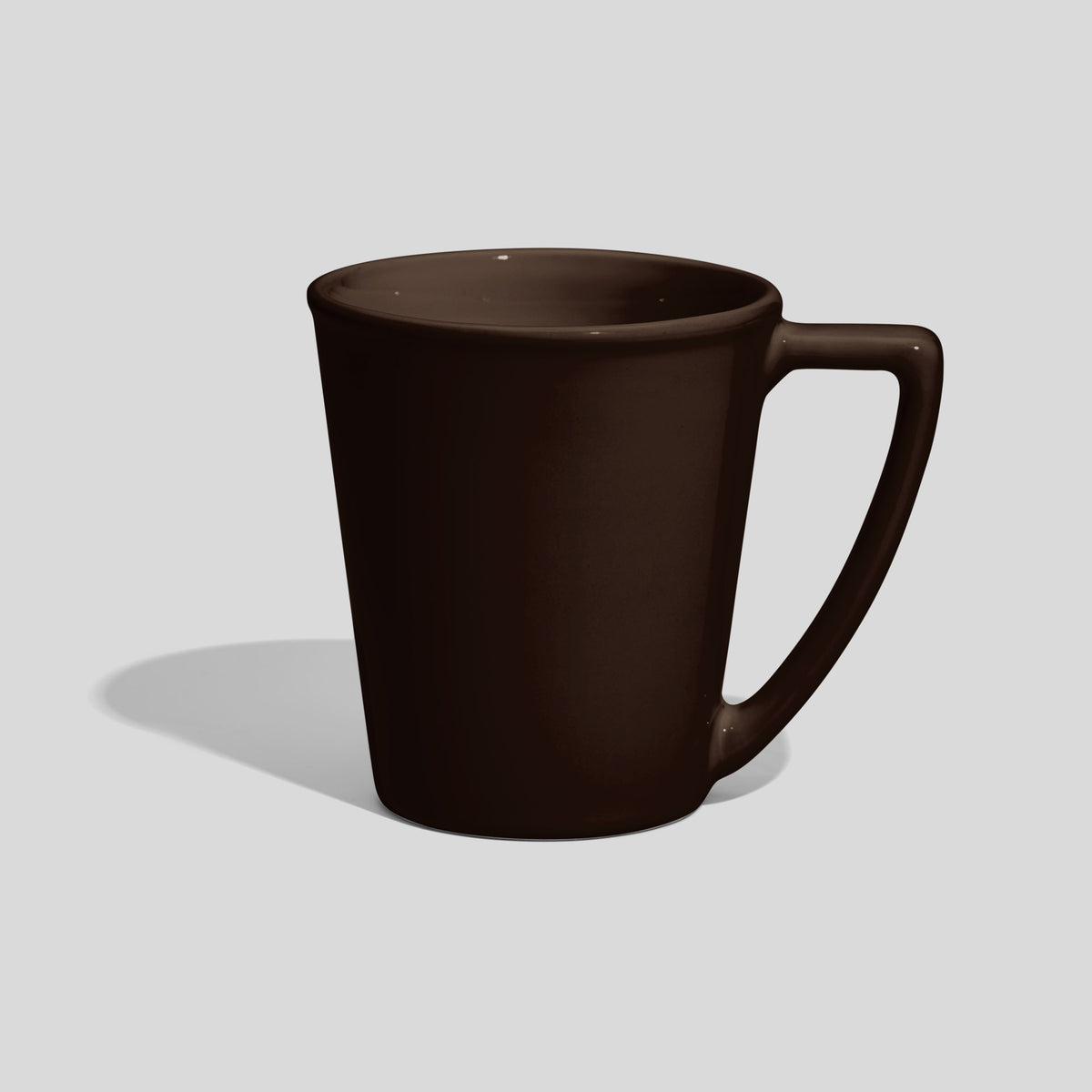 Keramiktasse 350 ml in Kegelform mit scharfkantigem Winkelhenkel – Dunkelbraun