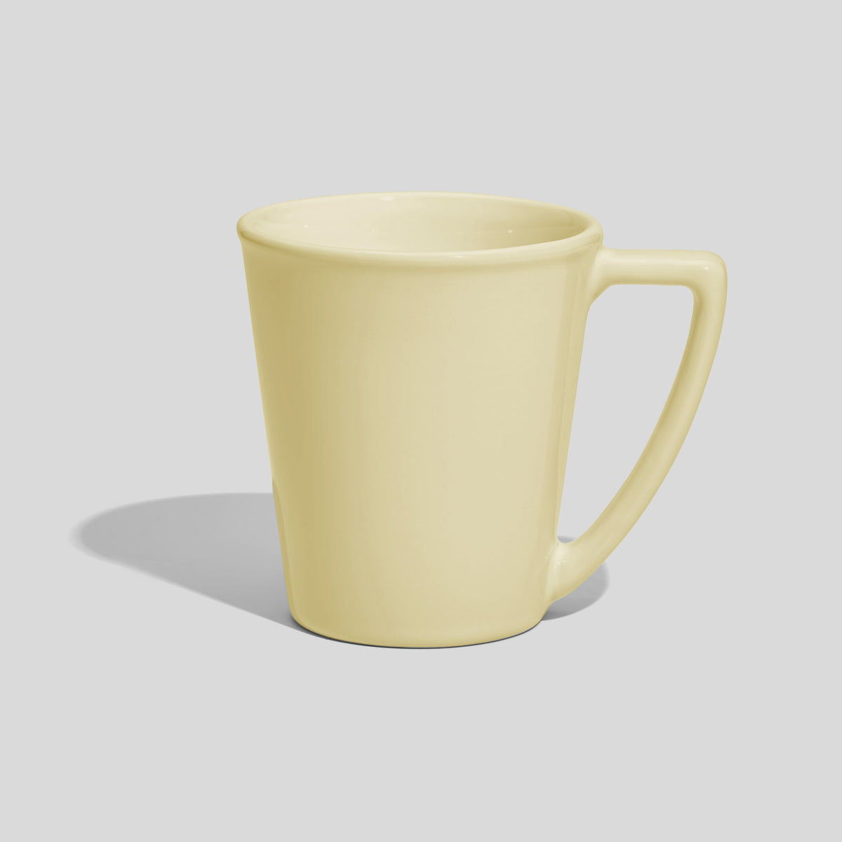 Keramiktasse 350 ml in Kegelform mit scharfkantigem Winkelhenkel – Ecru