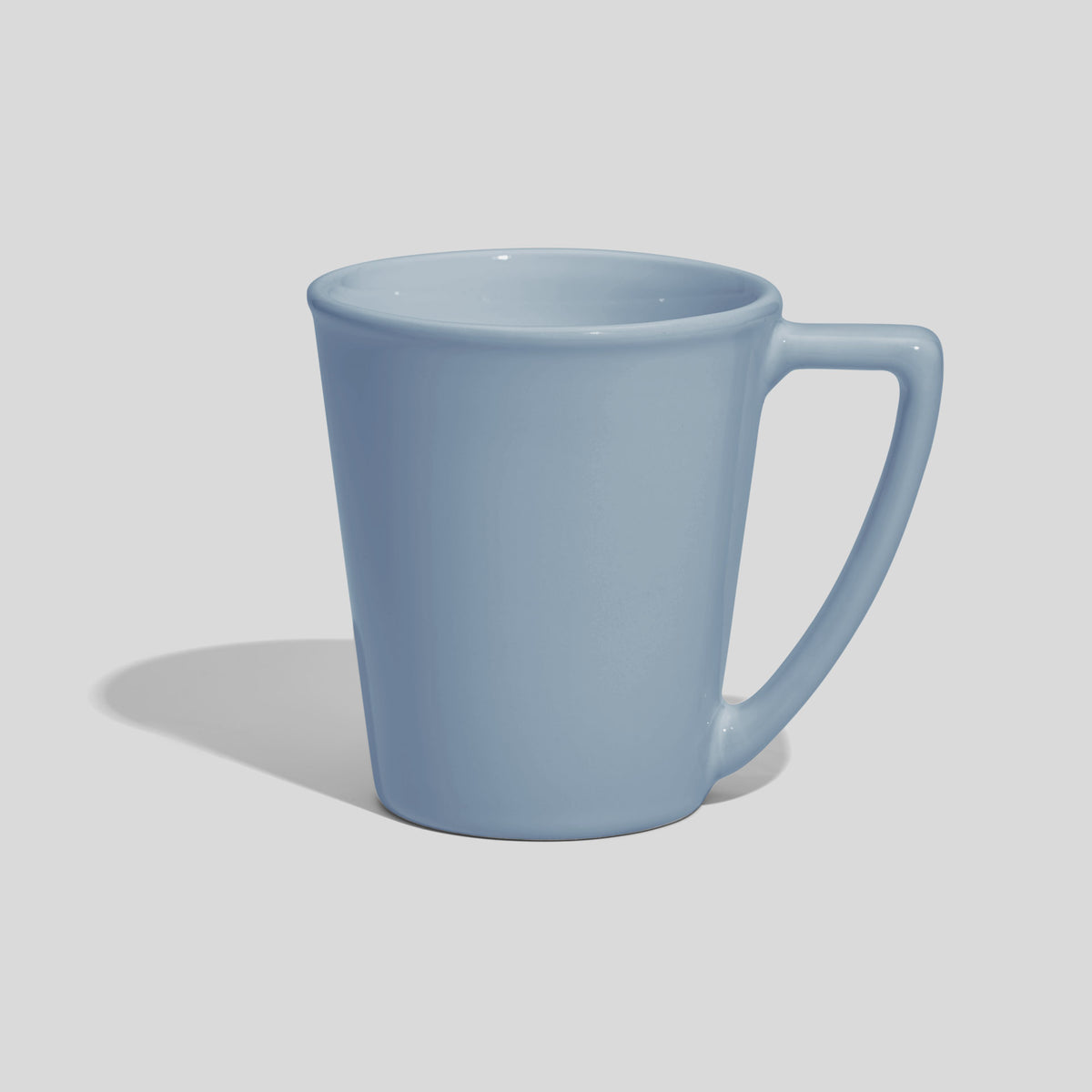 Keramiktasse 350 ml in Kegelform mit scharfkantigem Winkelhenkel – Hellblau