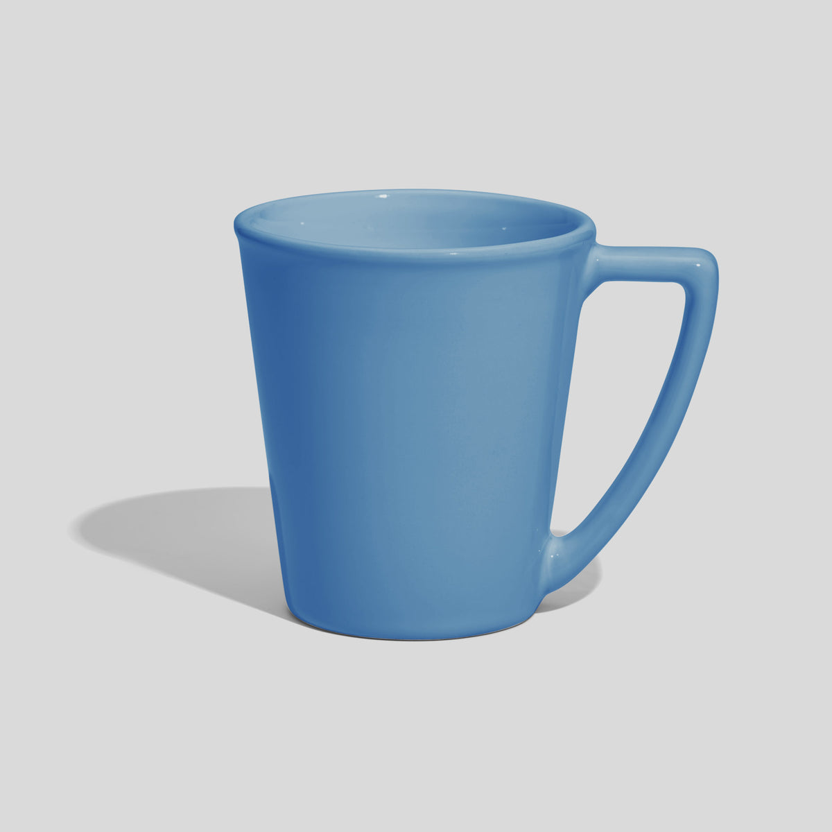 Keramiktasse 350 ml in Kegelform mit scharfkantigem Winkelhenkel – Himmelblau