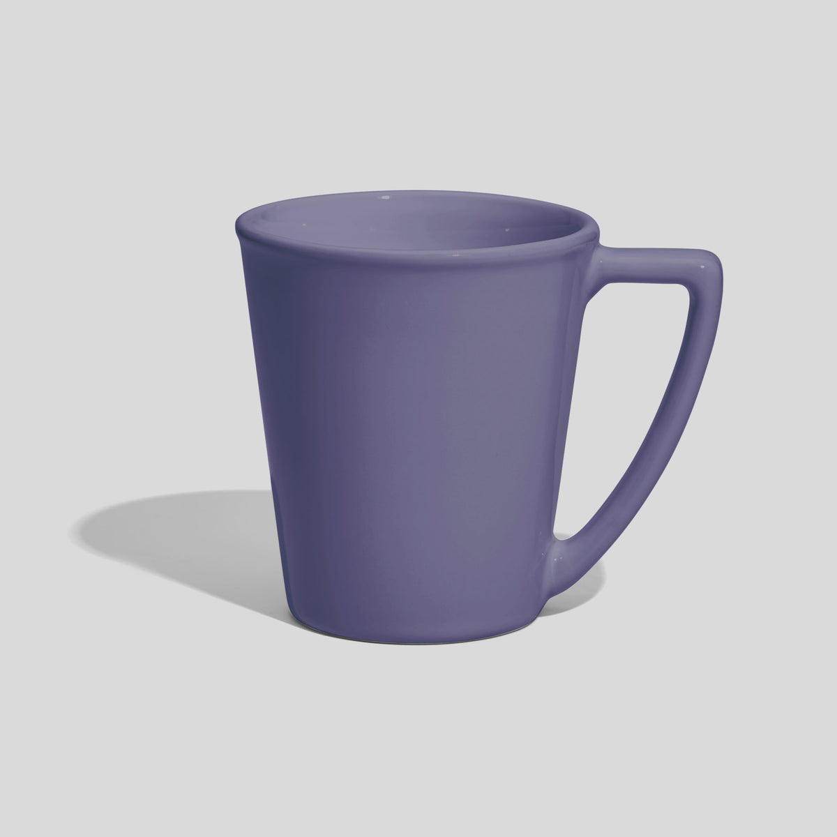 Keramiktasse 350 ml in Kegelform mit scharfkantigem Winkelhenkel – Lavendel