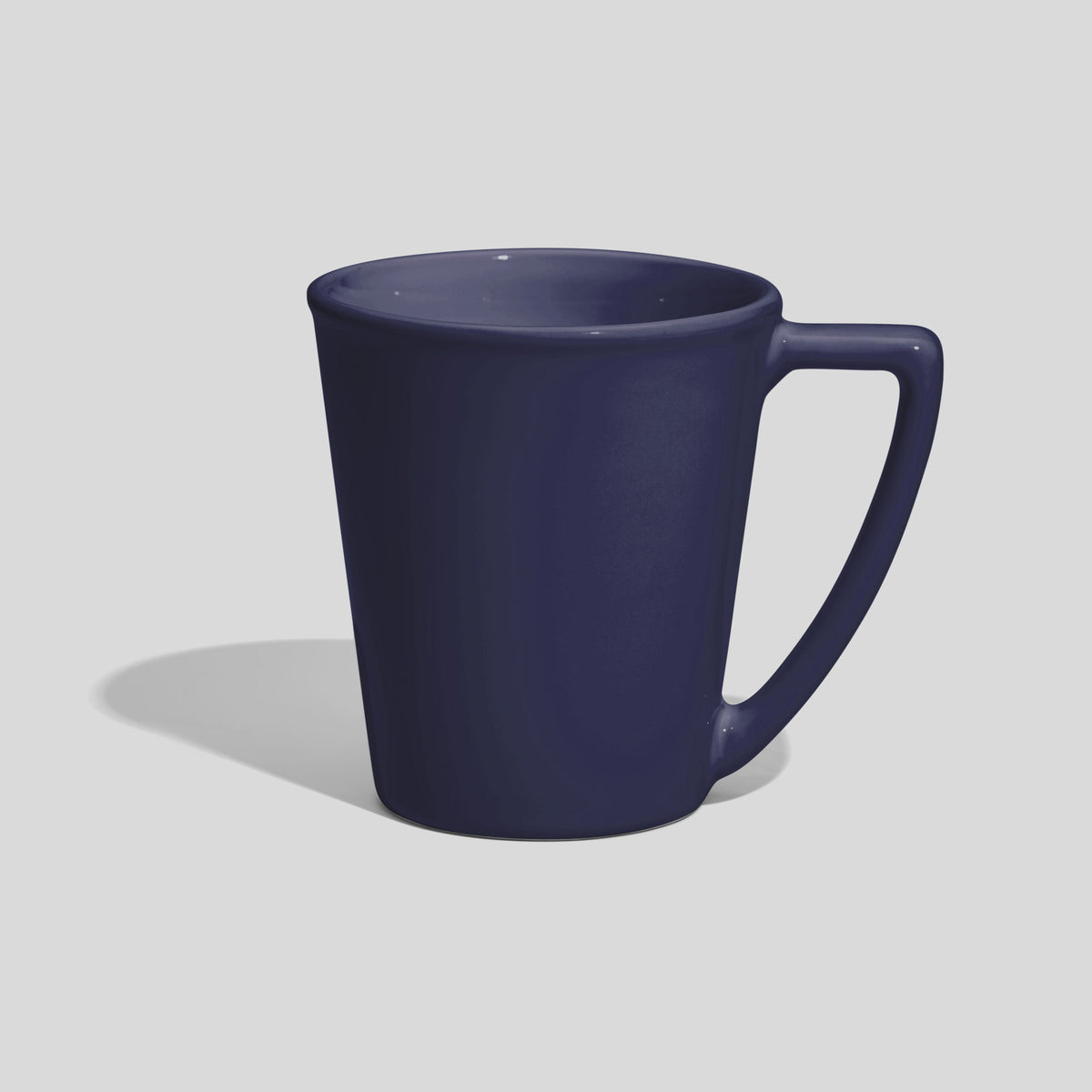 Keramiktasse 350 ml in Kegelform mit scharfkantigem Winkelhenkel – Marineblau