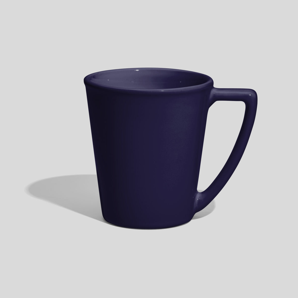 Keramiktasse 350 ml in Kegelform mit scharfkantigem Winkelhenkel – Nachtblau