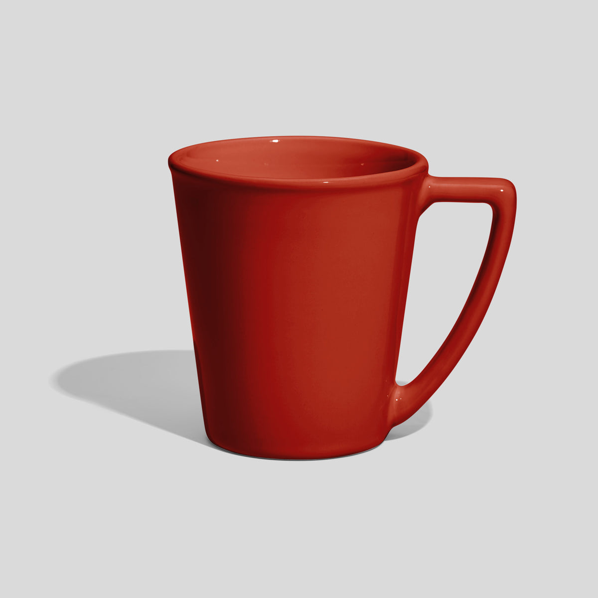 Keramiktasse 350 ml in Kegelform mit scharfkantigem Winkelhenkel – Rot