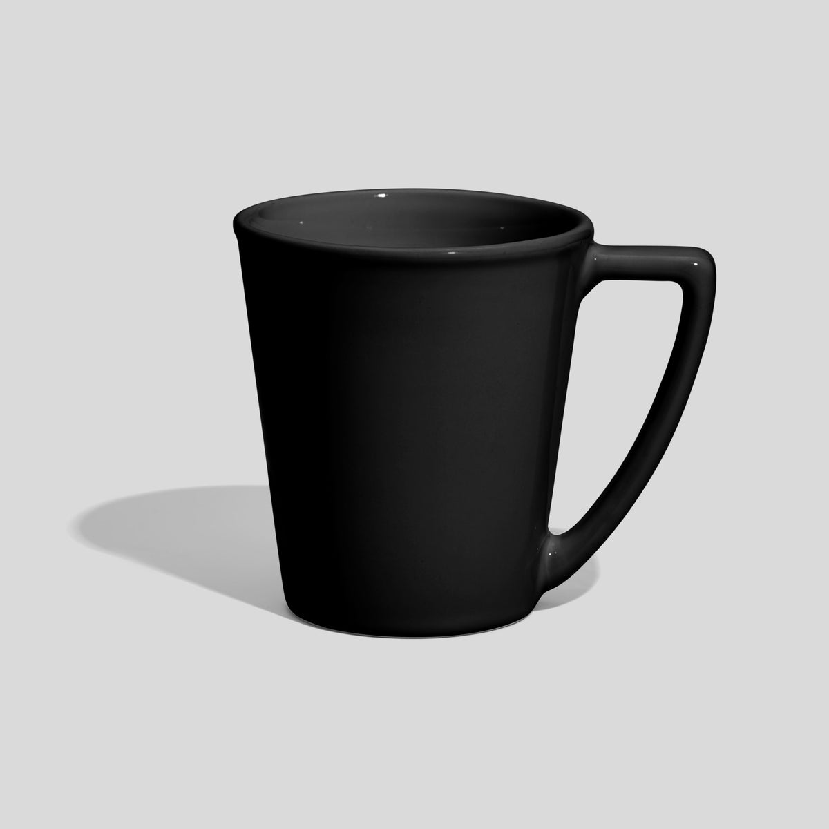 Keramiktasse 350 ml in Kegelform mit scharfkantigem Winkelhenkel – Schwarz
