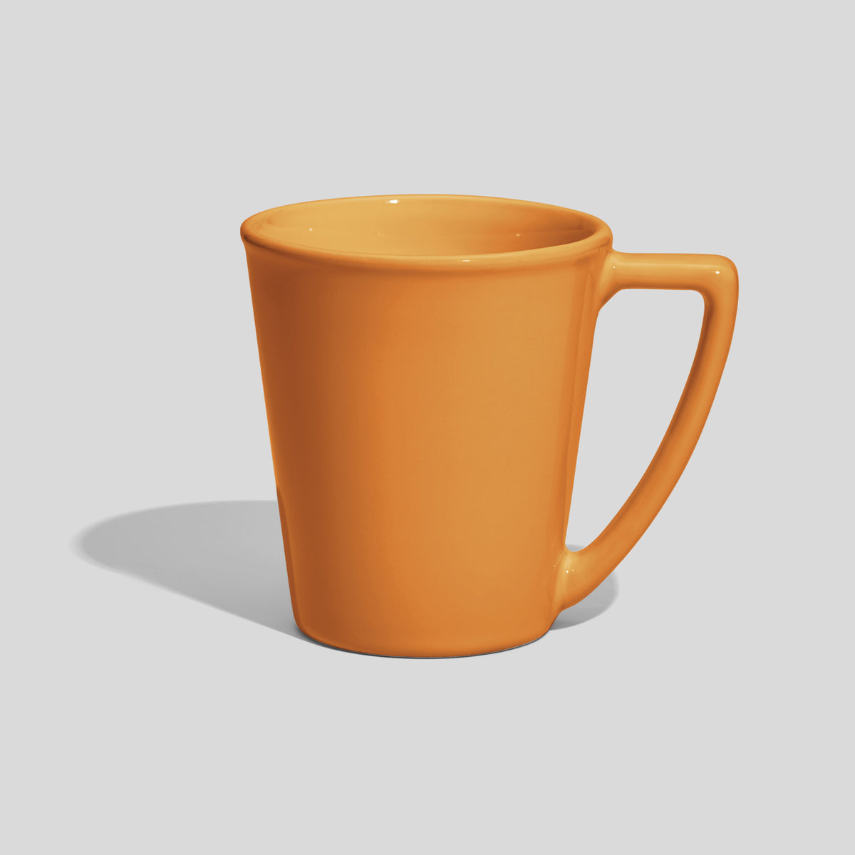 Keramiktasse 350 ml in Kegelform mit scharfkantigem Winkelhenkel – Senfgelb