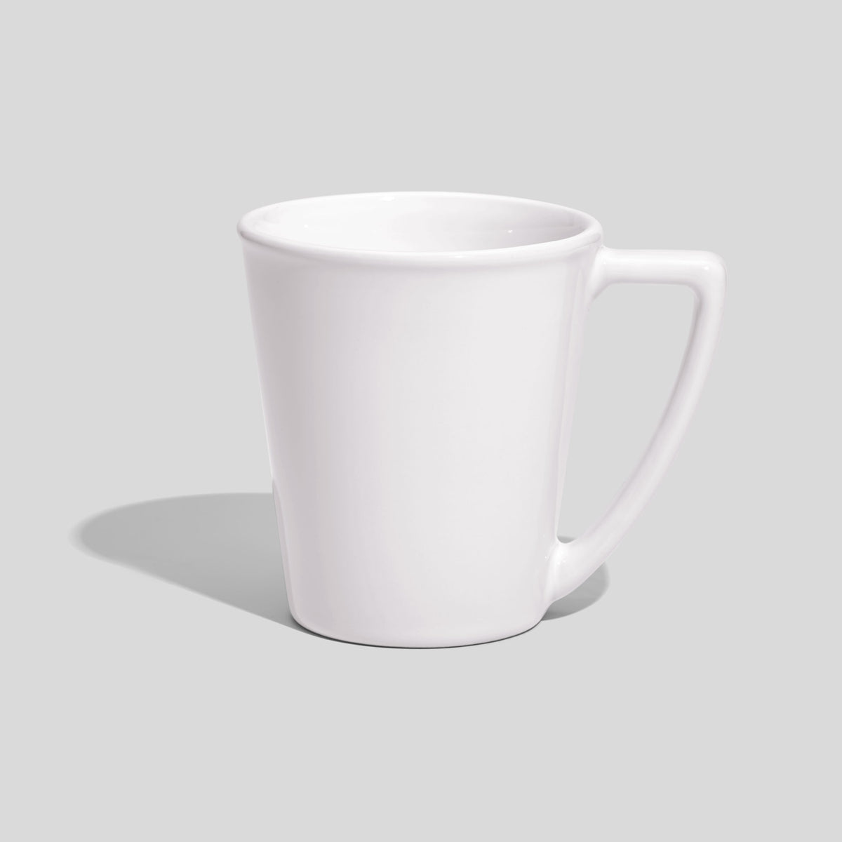 Keramiktasse 350 ml in Kegelform mit scharfkantigem Winkelhenkel – Weiß