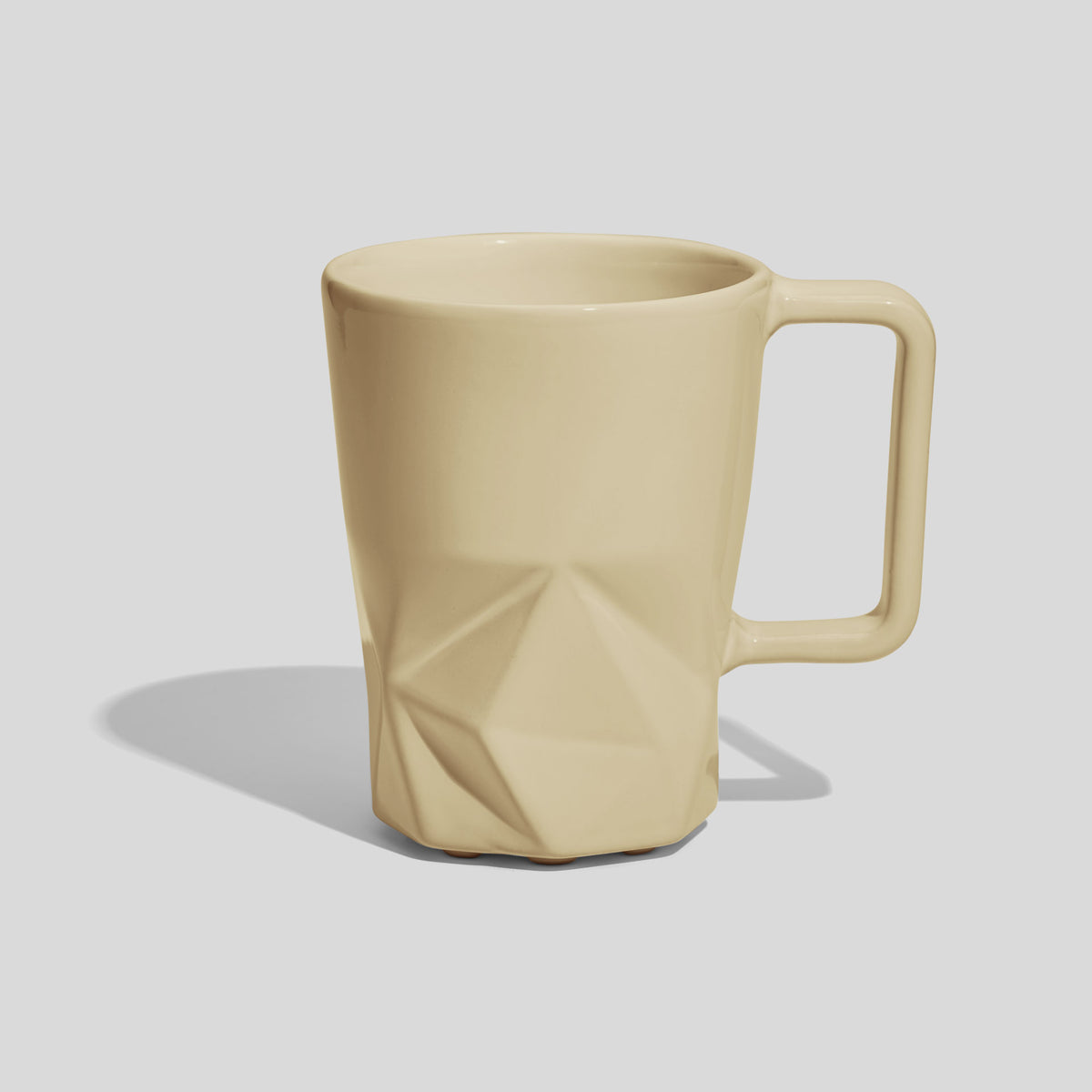 Keramiktasse 350 ml mit Facettenfuß und eckigem Henkel – Beige