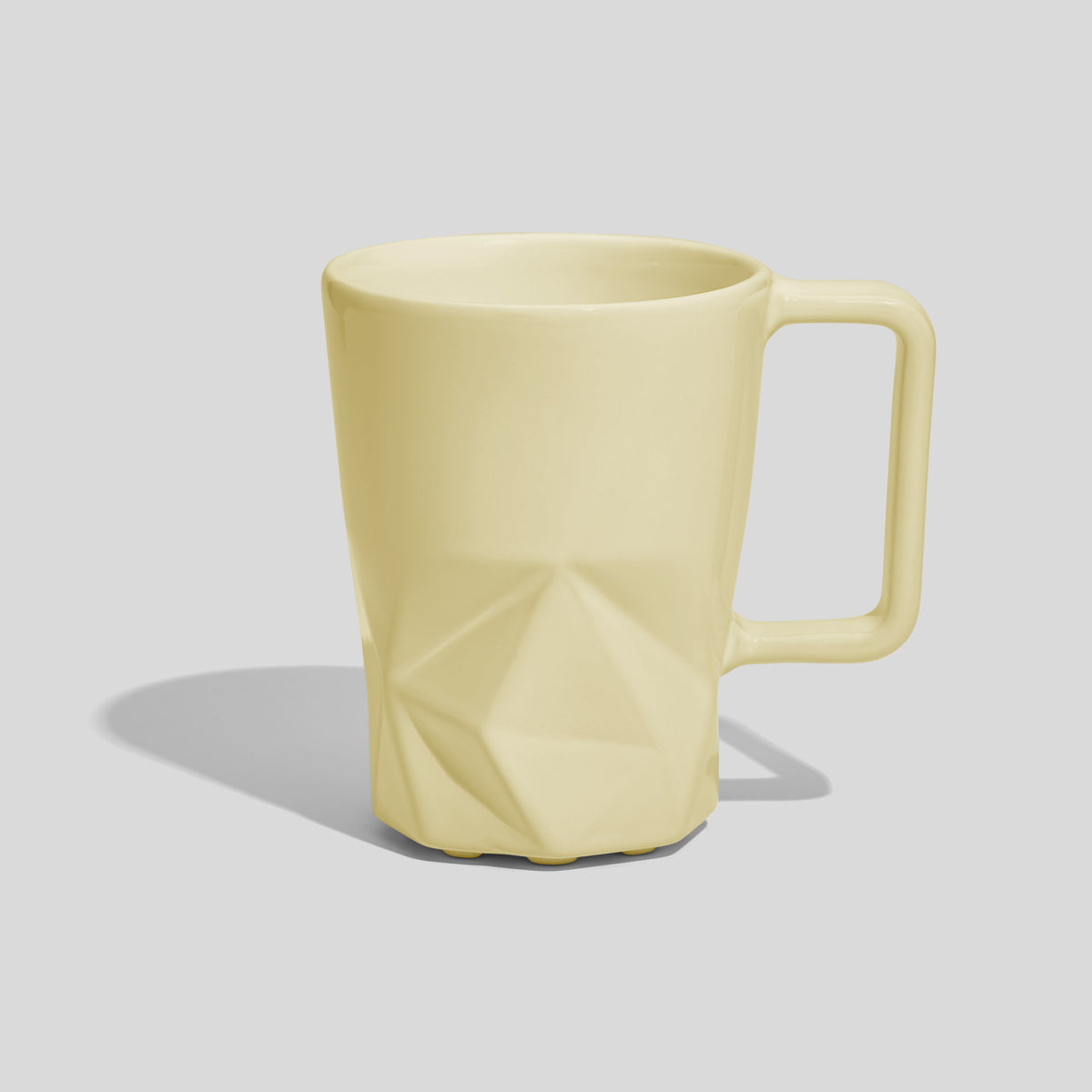 Keramiktasse 350 ml mit Facettenfuß und eckigem Henkel – Ecru