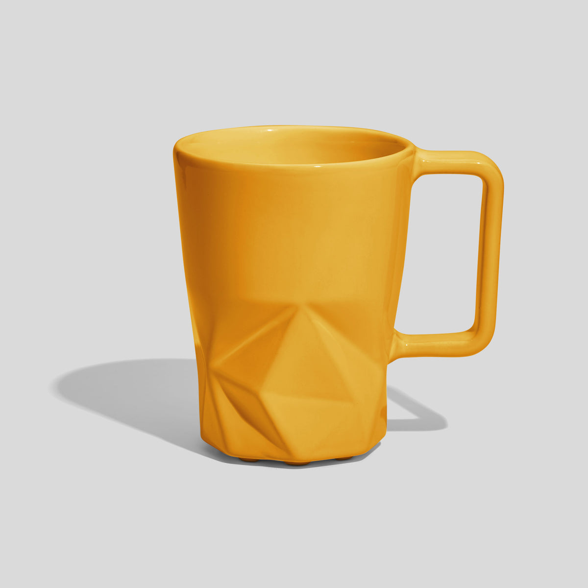 Keramiktasse 350 ml mit Facettenfuß und eckigem Henkel – Gelb