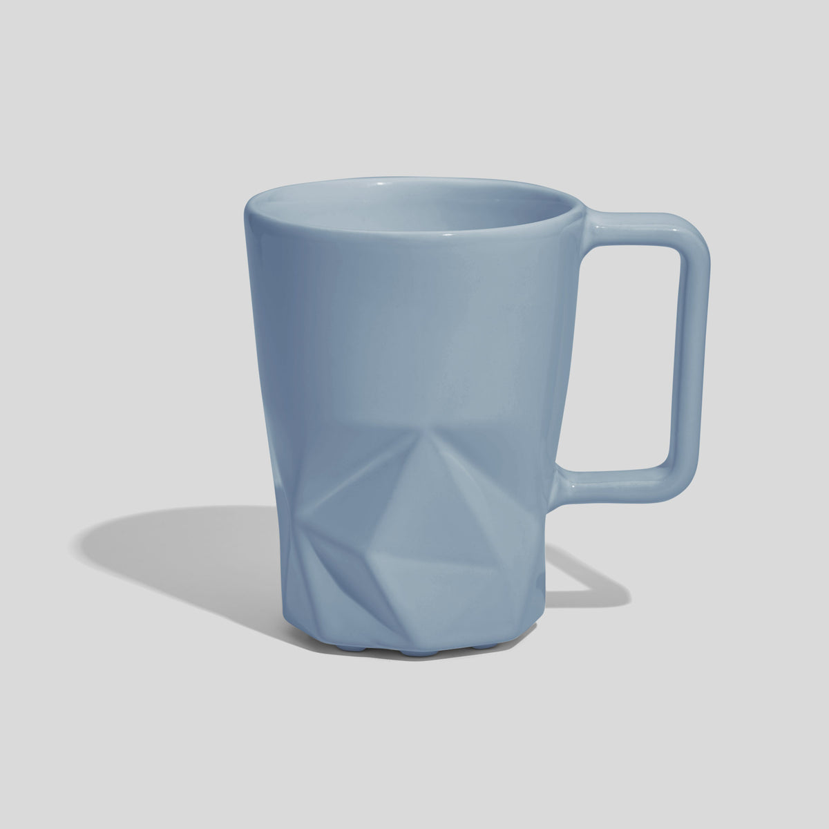 Keramiktasse 350 ml mit Facettenfuß und eckigem Henkel – Hellblau