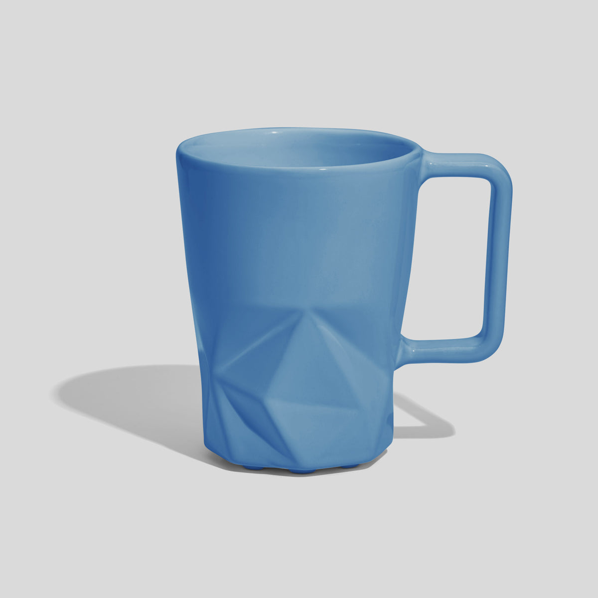 Keramiktasse 350 ml mit Facettenfuß und eckigem Henkel – Himmelblau