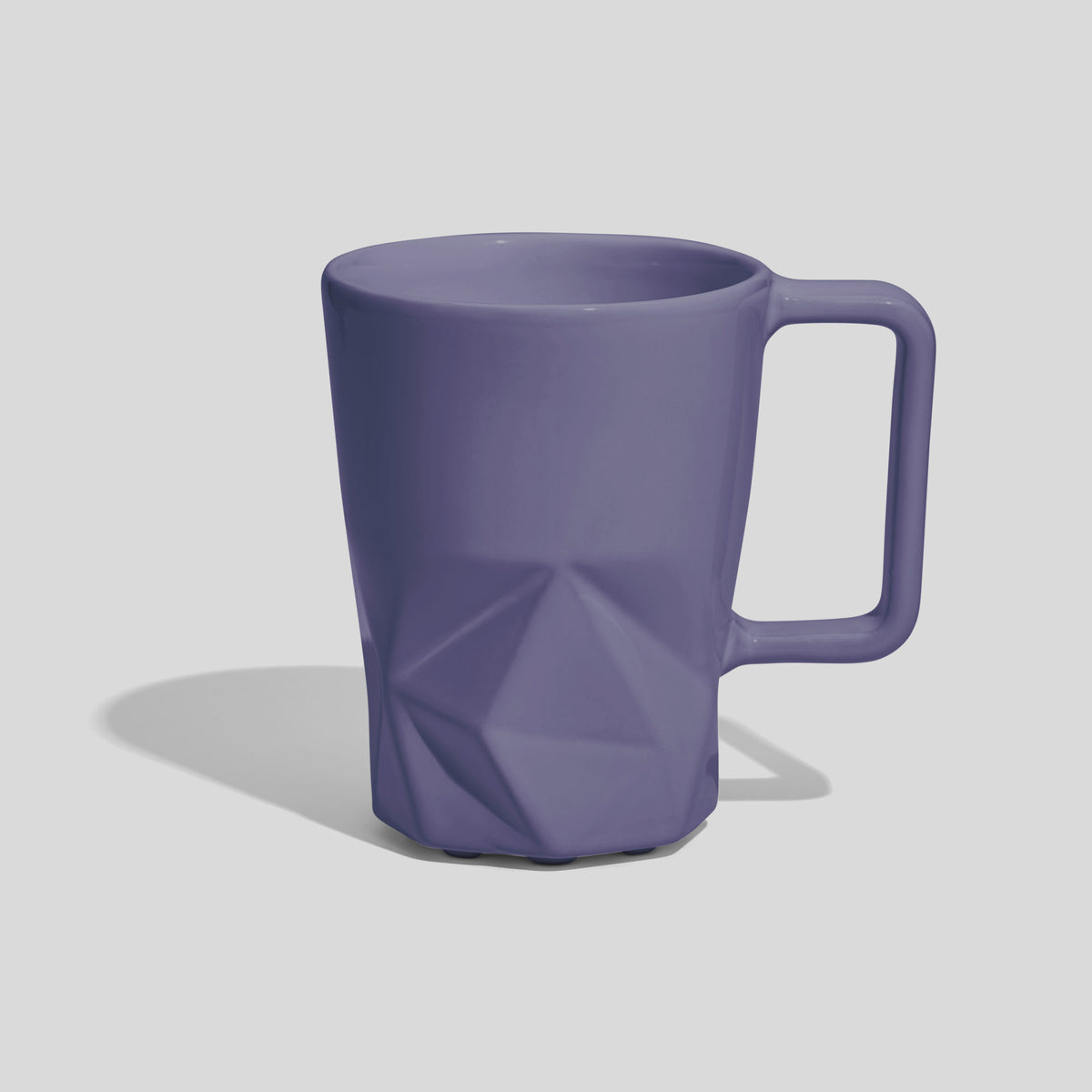 Keramiktasse 350 ml mit Facettenfuß und eckigem Henkel – Lavendel