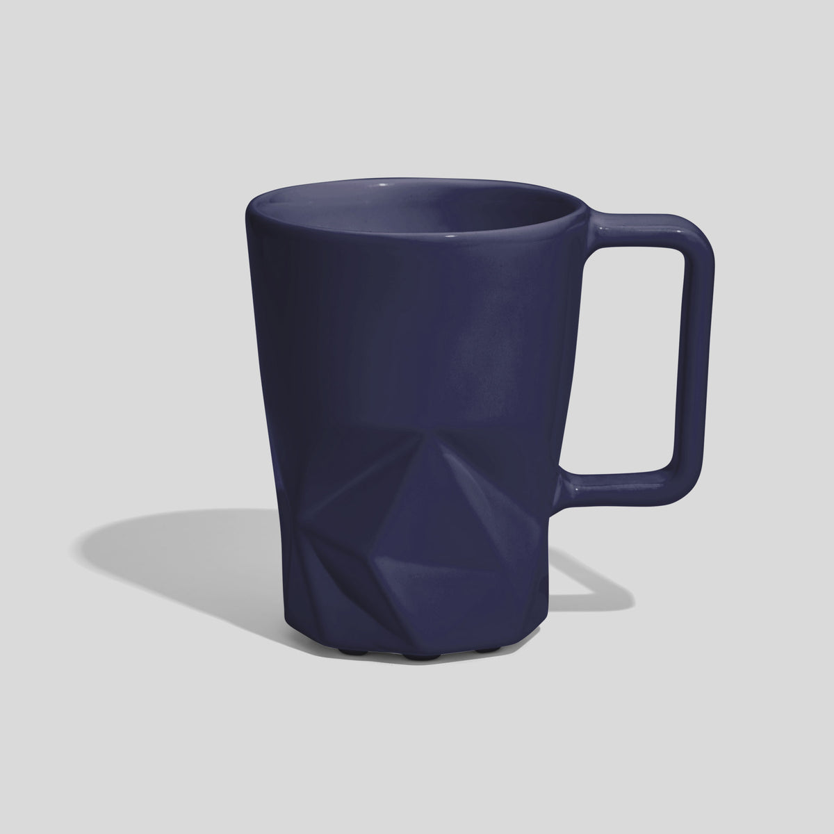 Keramiktasse 350 ml mit Facettenfuß und eckigem Henkel – Marineblau