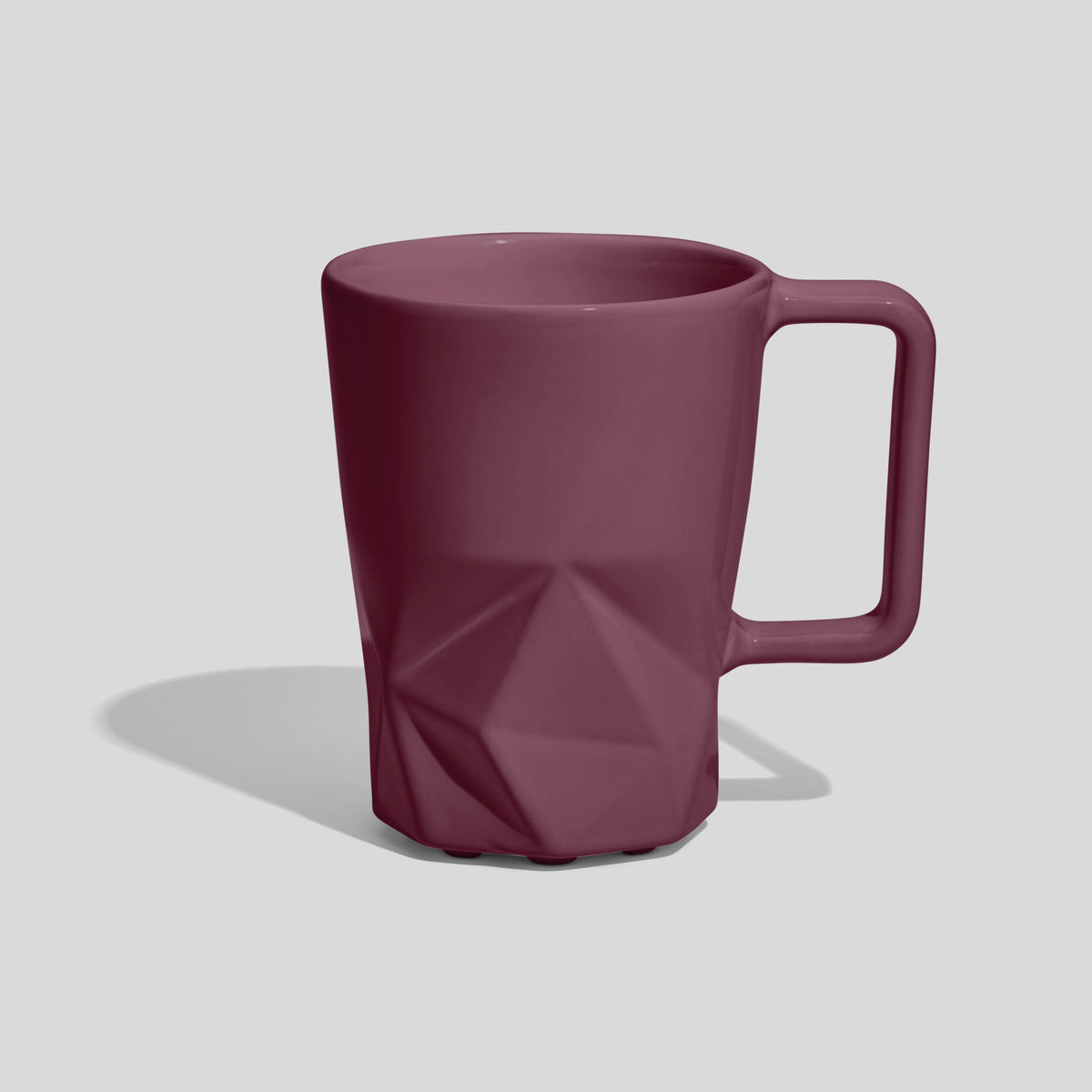 Keramiktasse 350 ml mit Facettenfuß und eckigem Henkel – Mauve