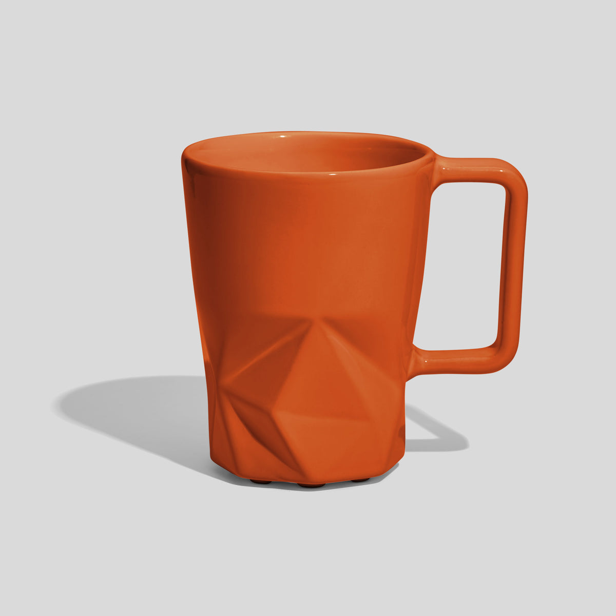 Keramiktasse 350 ml mit Facettenfuß und eckigem Henkel – Orange