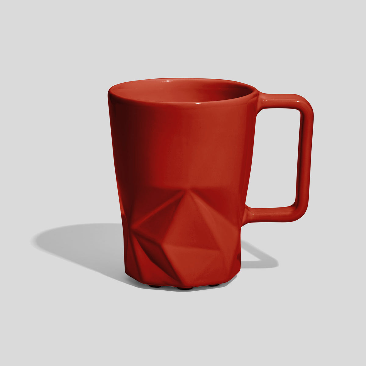 Keramiktasse 350 ml mit Facettenfuß und eckigem Henkel – Rot