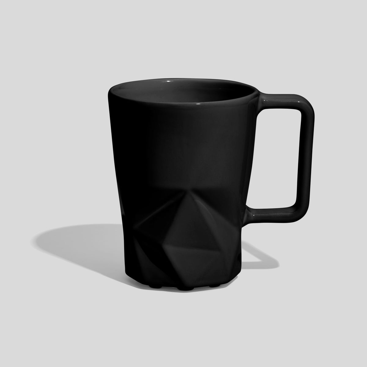 Keramiktasse 350 ml mit Facettenfuß und eckigem Henkel – Schwarz