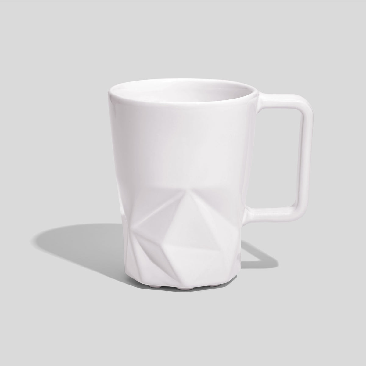 Keramiktasse 350 ml mit Facettenfuß und eckigem Henkel – Weiß