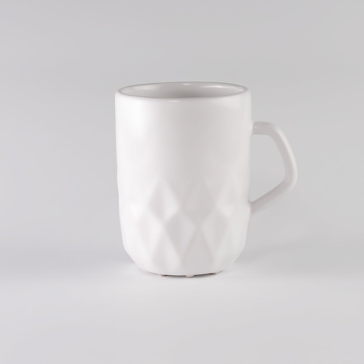Keramiktasse 350 ml mit Rautenrelief und schrägem Henkel